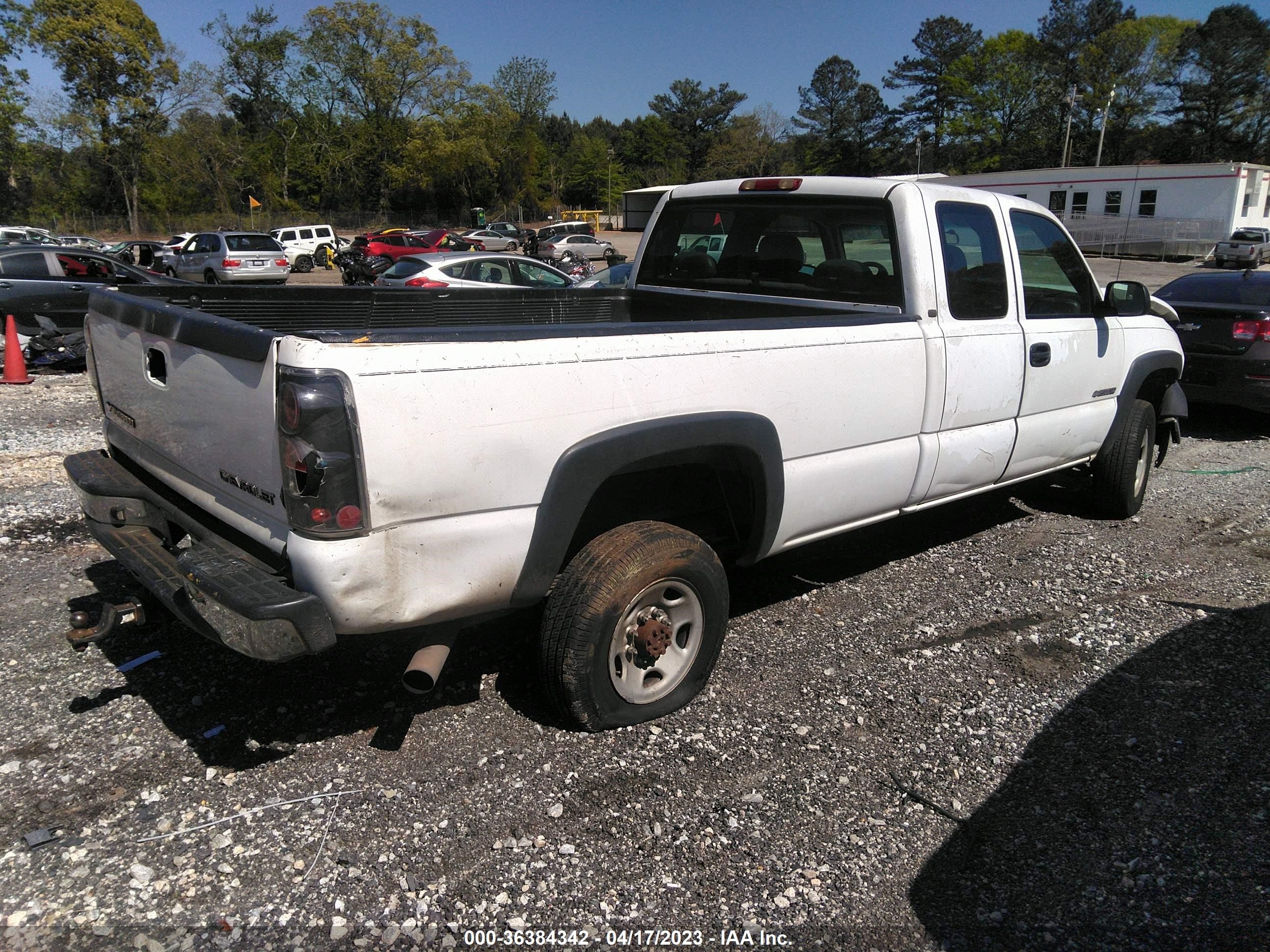 Photo 3 VIN: 1GCHC29U03E100893 - CHEVROLET SILVERADO 