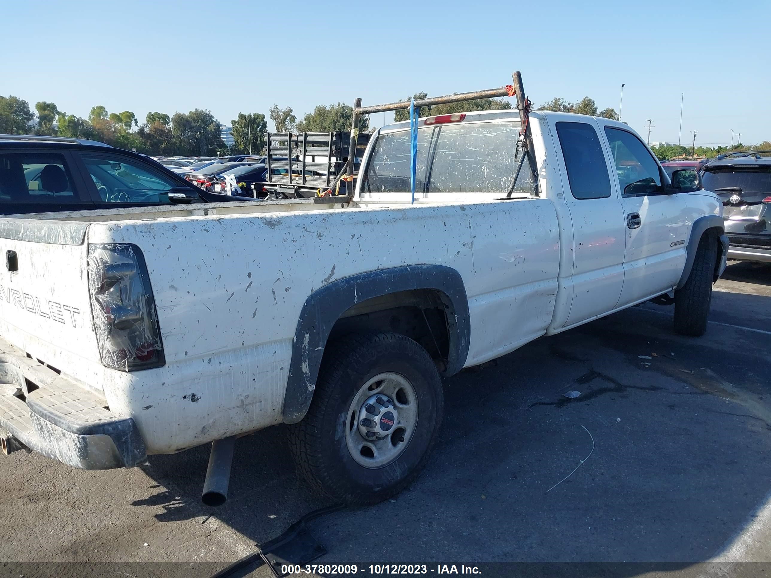 Photo 3 VIN: 1GCHC29U13E215874 - CHEVROLET SILVERADO 