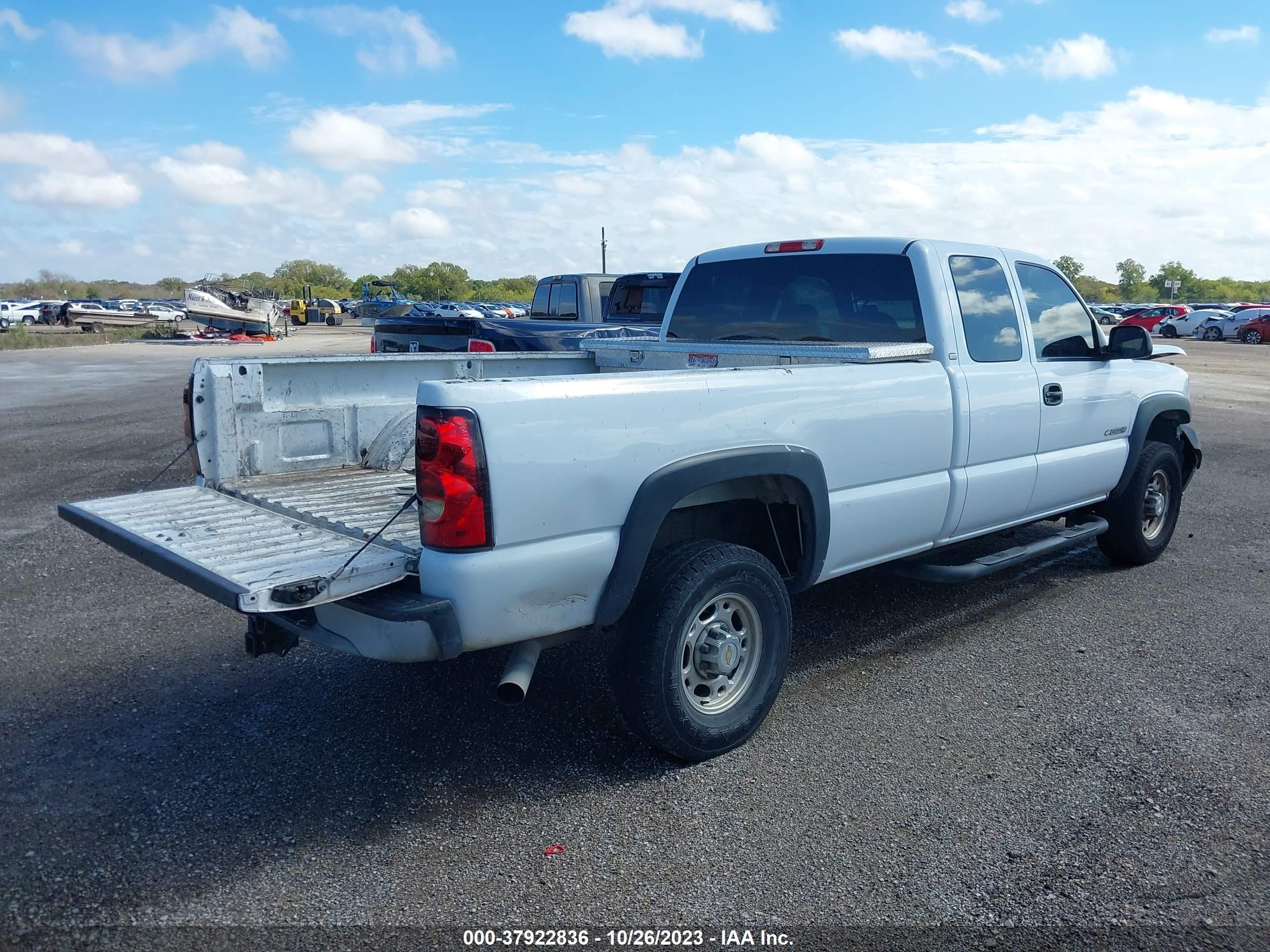 Photo 3 VIN: 1GCHC29U45E118560 - CHEVROLET SILVERADO 