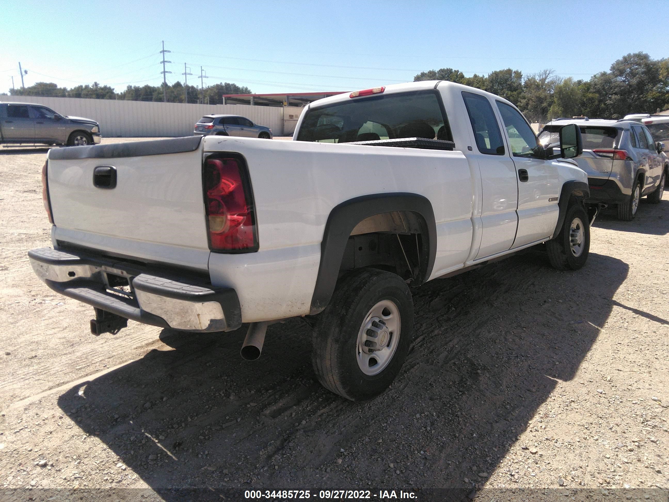 Photo 3 VIN: 1GCHC29U45E305667 - CHEVROLET SILVERADO 