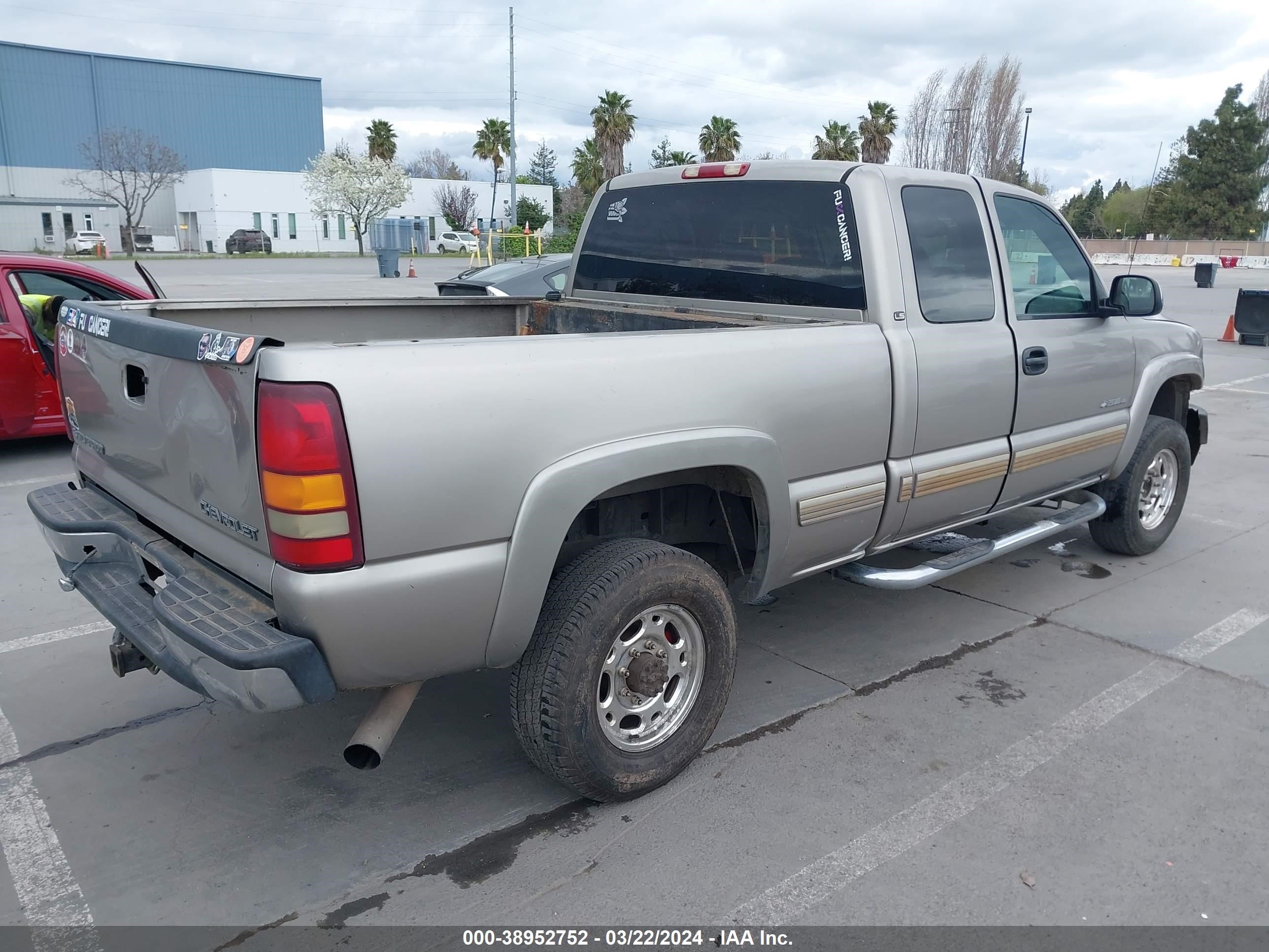 Photo 3 VIN: 1GCHC29U52Z116692 - CHEVROLET SILVERADO 