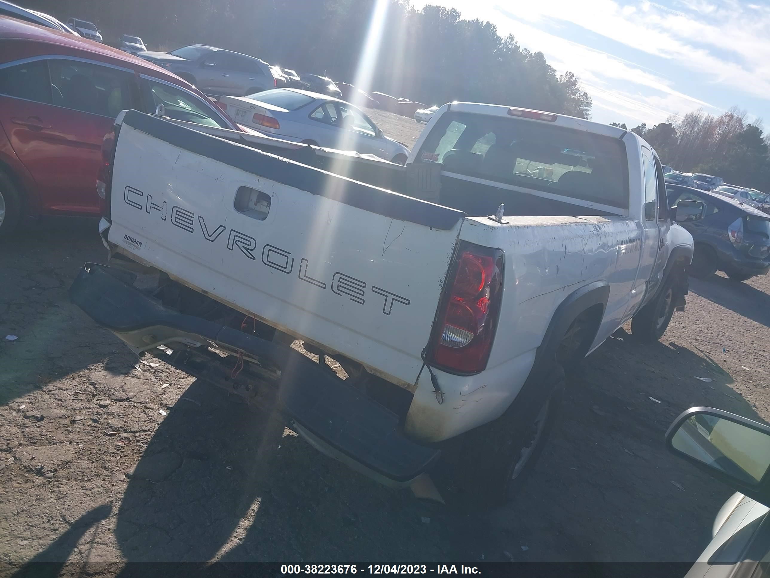 Photo 3 VIN: 1GCHC29U67E144452 - CHEVROLET SILVERADO 