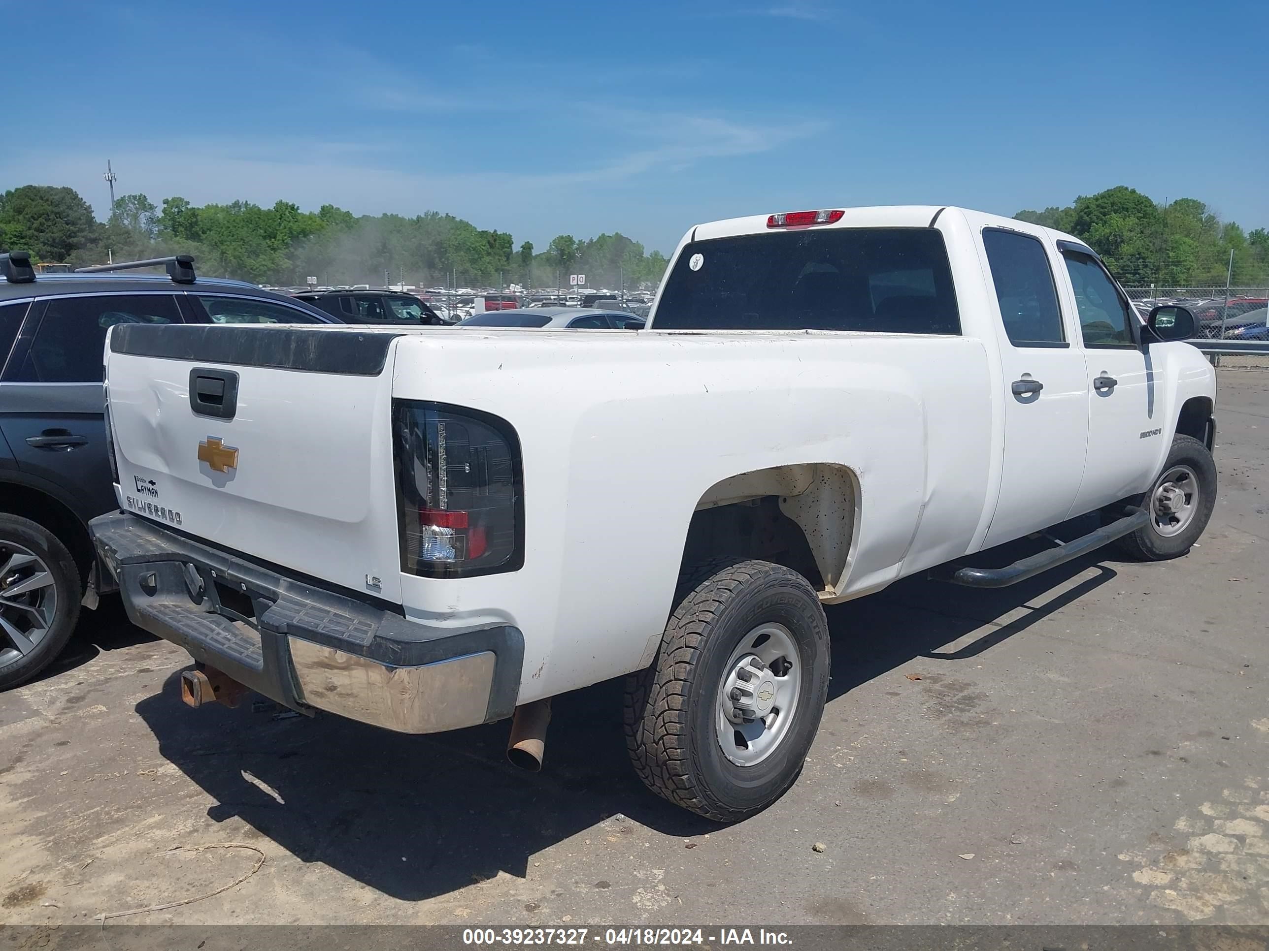 Photo 3 VIN: 1GCHC33KX7F537216 - CHEVROLET SILVERADO 