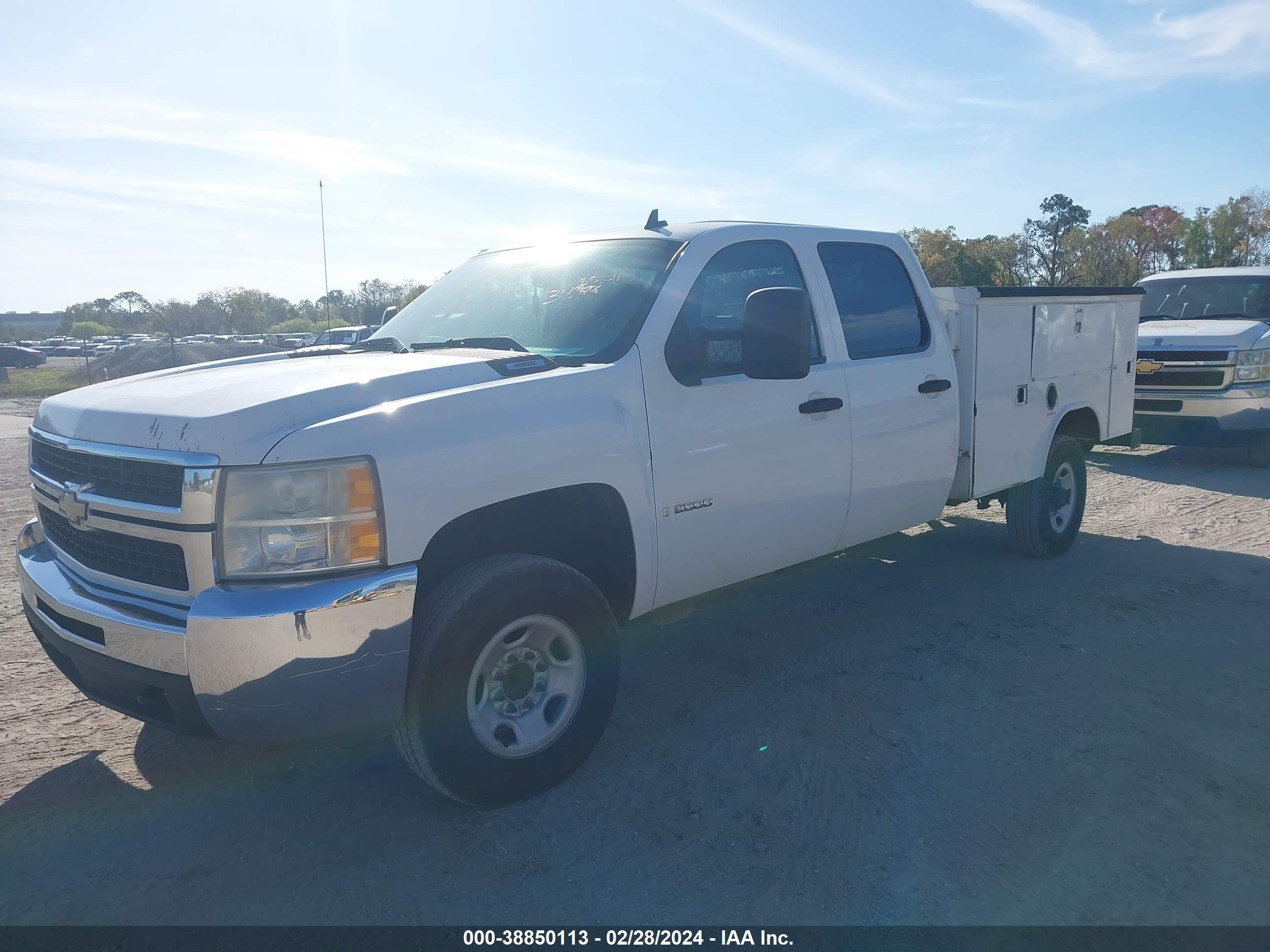 Photo 1 VIN: 1GCHC43K49F136673 - CHEVROLET SILVERADO 