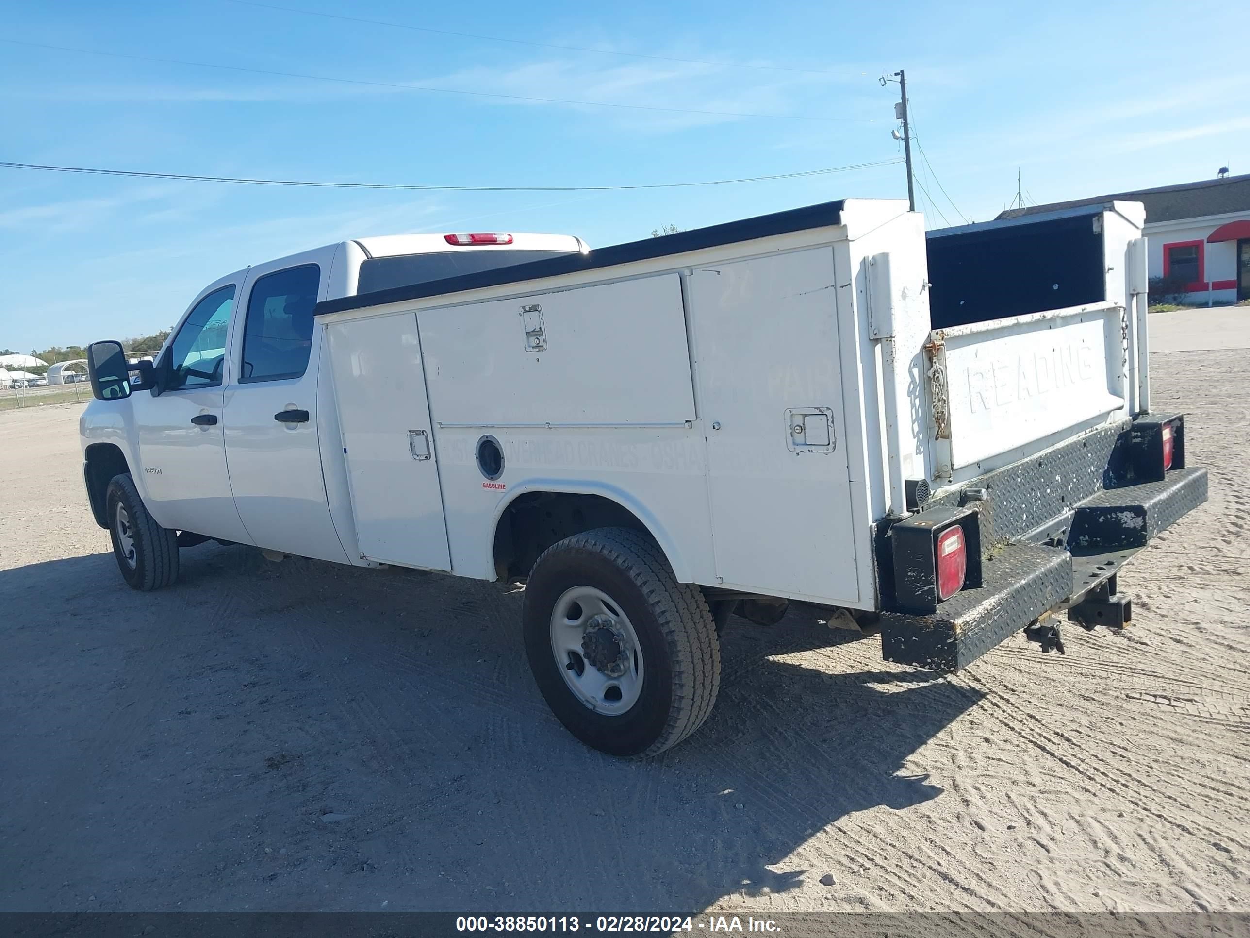 Photo 2 VIN: 1GCHC43K49F136673 - CHEVROLET SILVERADO 