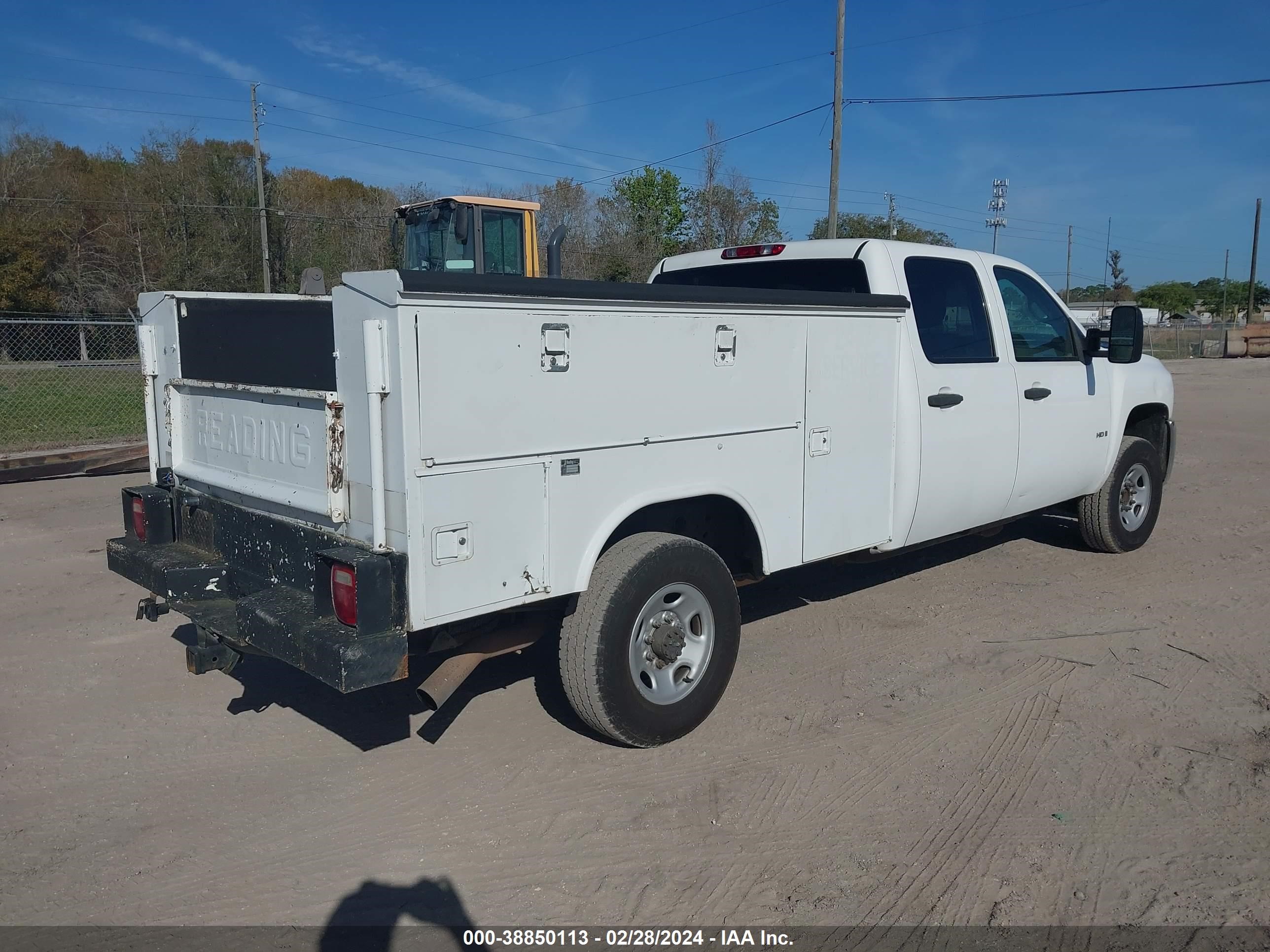 Photo 3 VIN: 1GCHC43K49F136673 - CHEVROLET SILVERADO 