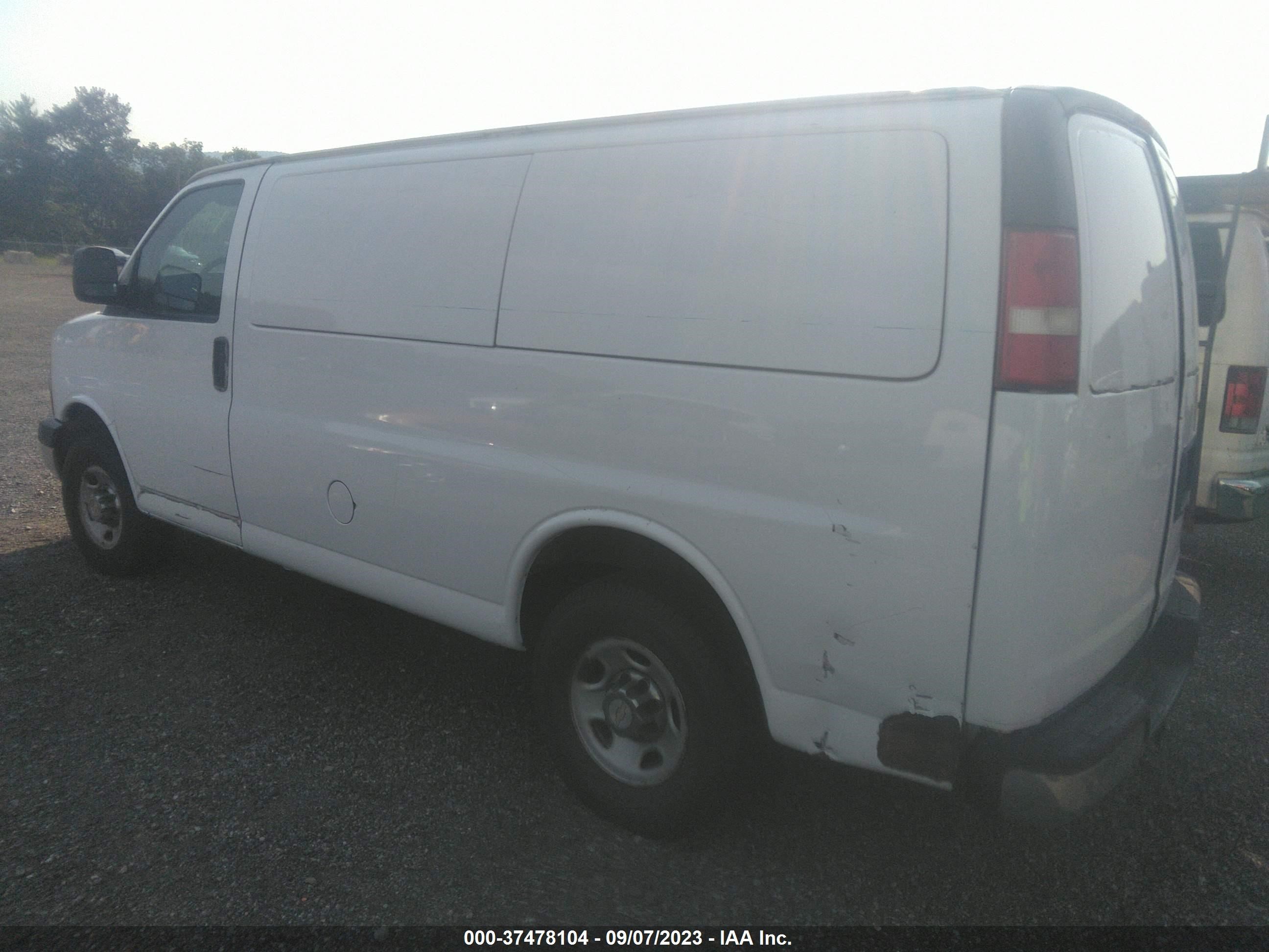 Photo 2 VIN: 1GCHG35C291174808 - CHEVROLET EXPRESS 