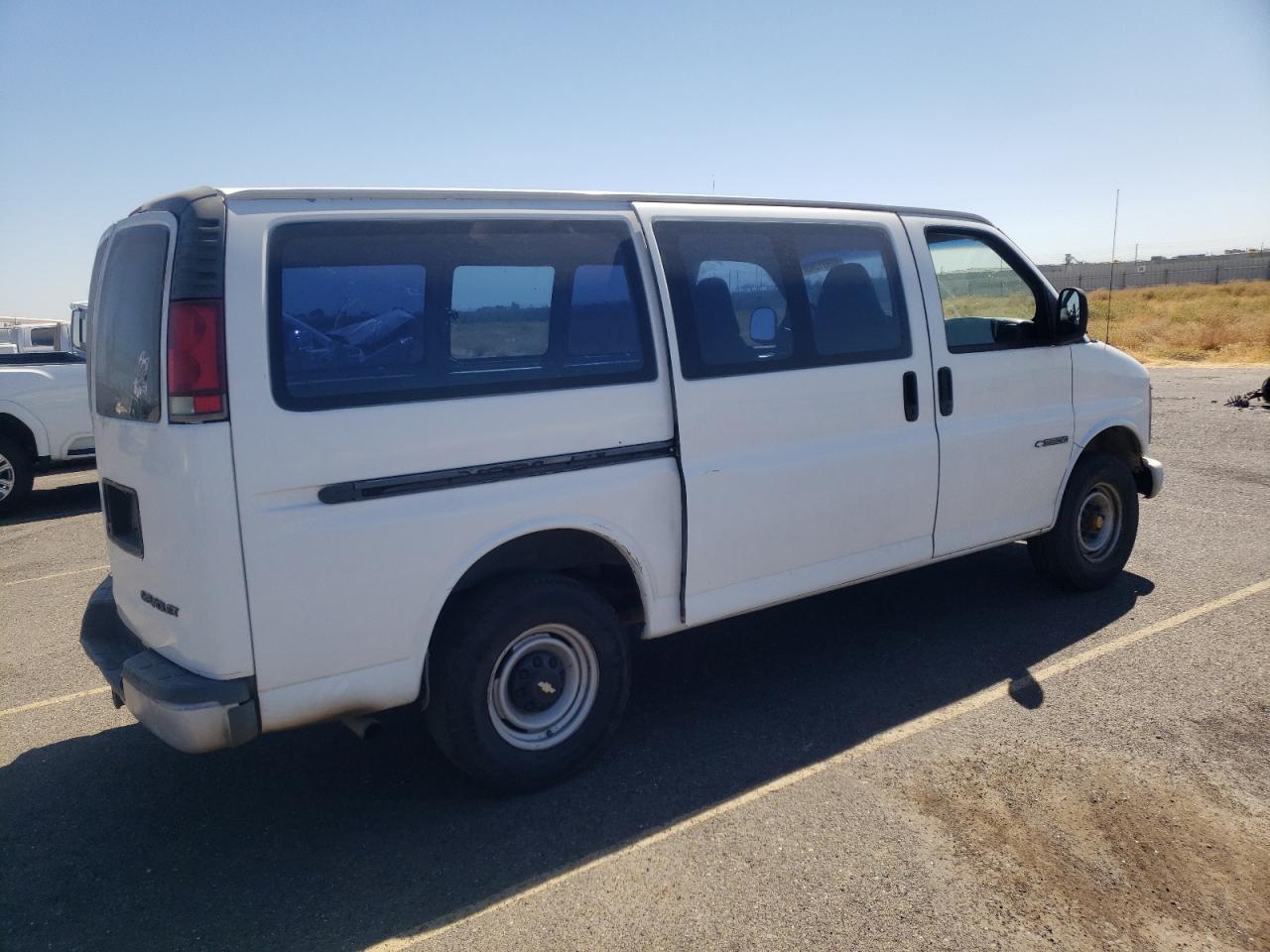 Photo 2 VIN: 1GCHG35R2V1081351 - CHEVROLET EXPRESS 