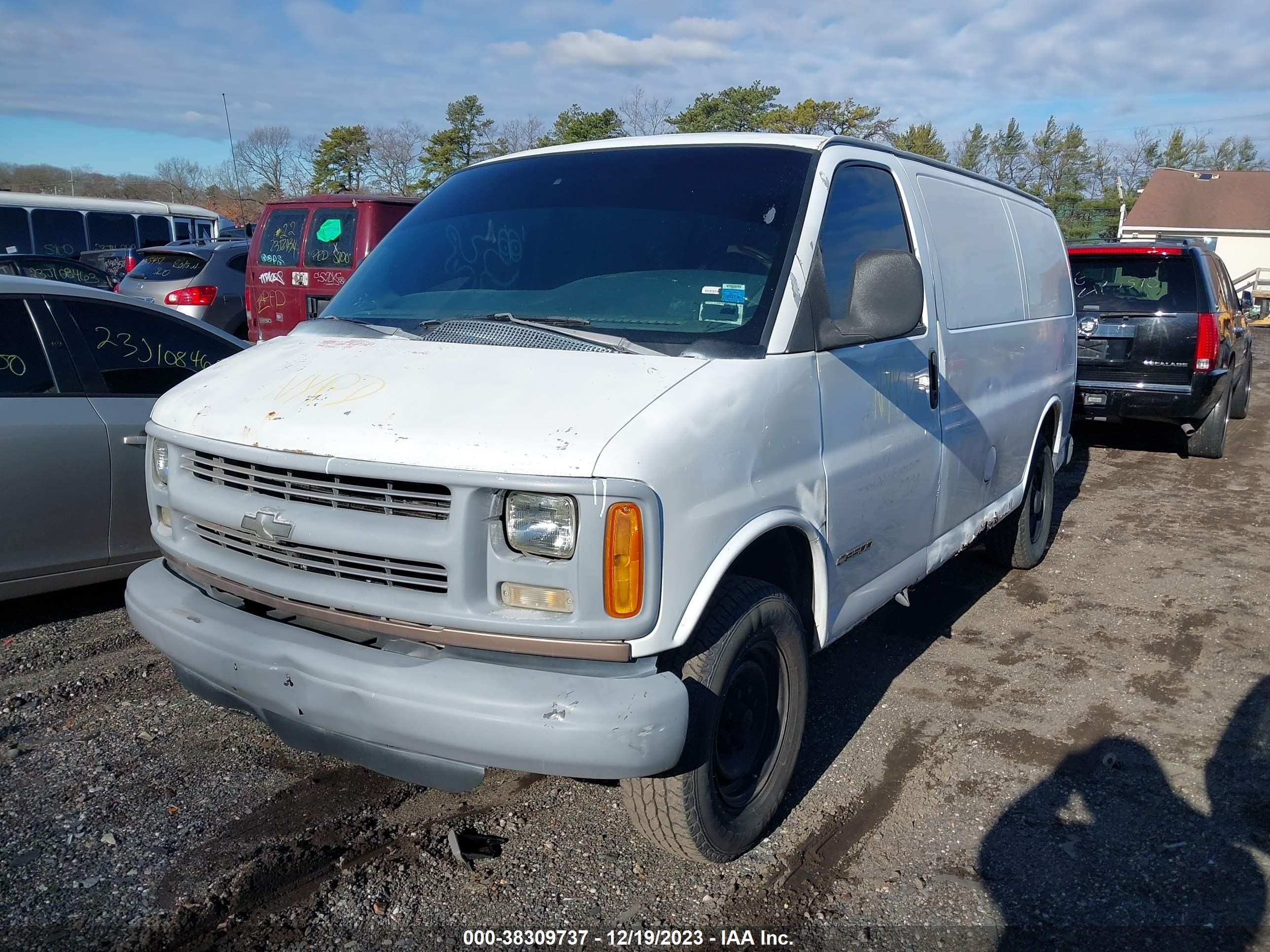 Photo 1 VIN: 1GCHG35R7X1070655 - CHEVROLET EXPRESS 