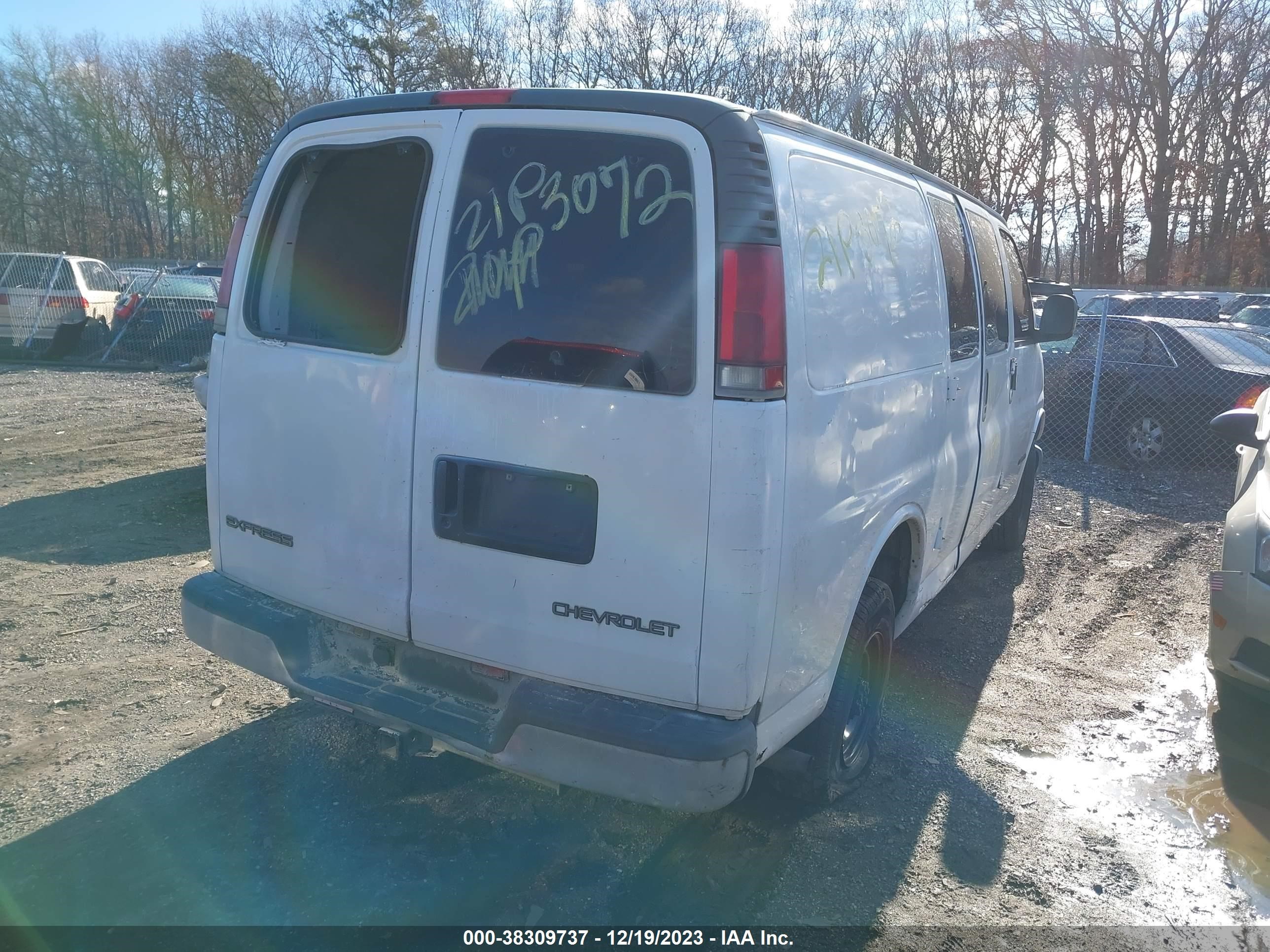 Photo 3 VIN: 1GCHG35R7X1070655 - CHEVROLET EXPRESS 