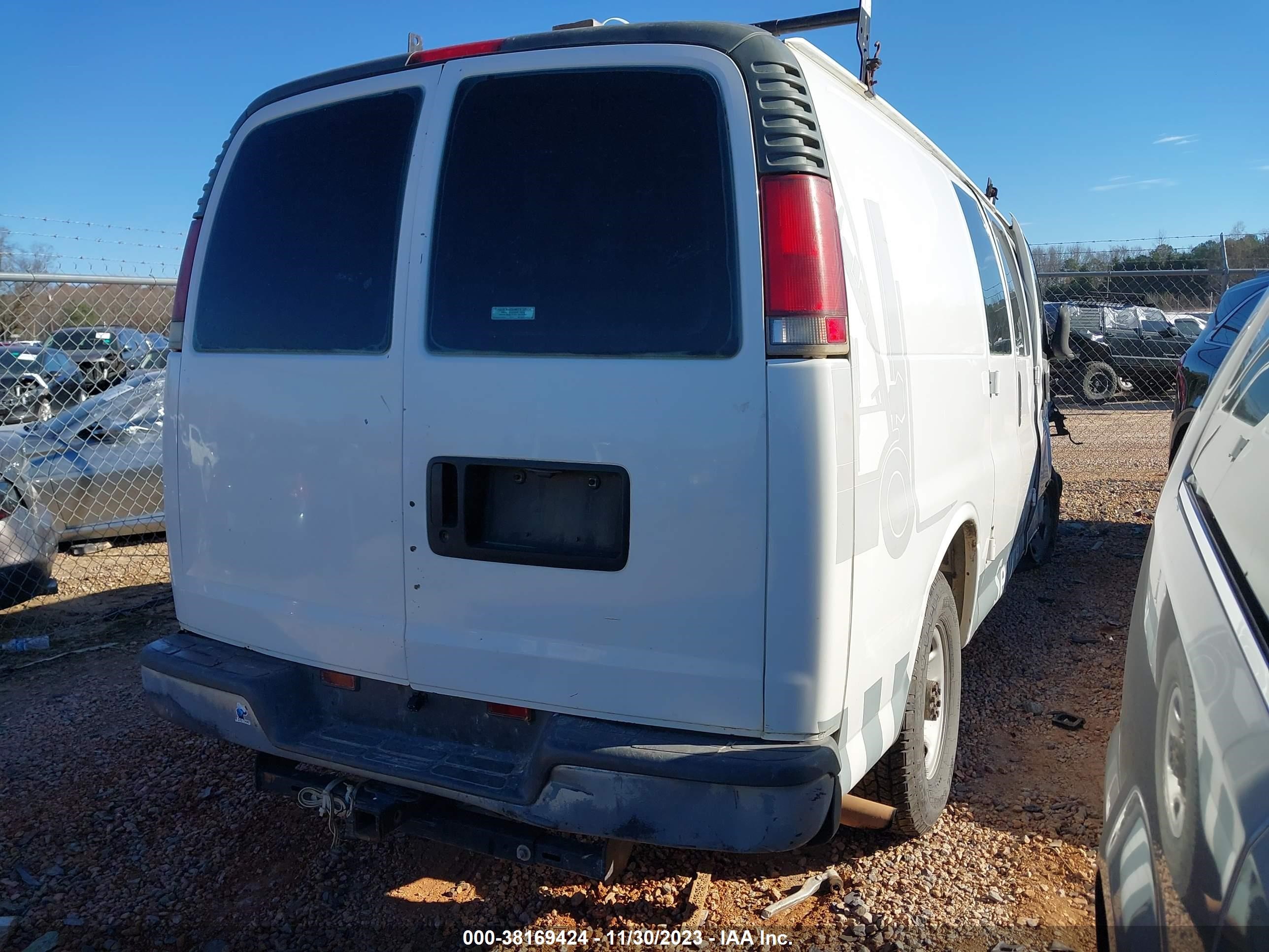 Photo 3 VIN: 1GCHG35R9X1110024 - CHEVROLET EXPRESS 