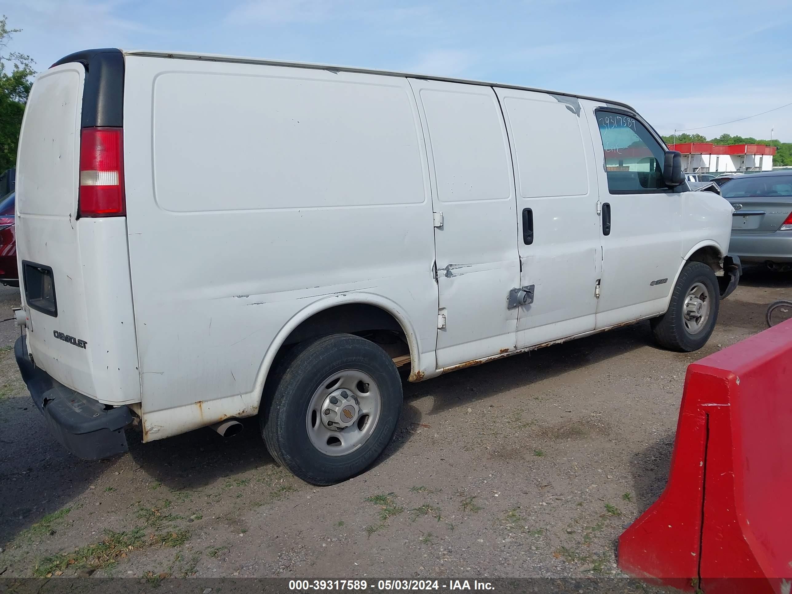 Photo 3 VIN: 1GCHG35U931128540 - CHEVROLET EXPRESS 