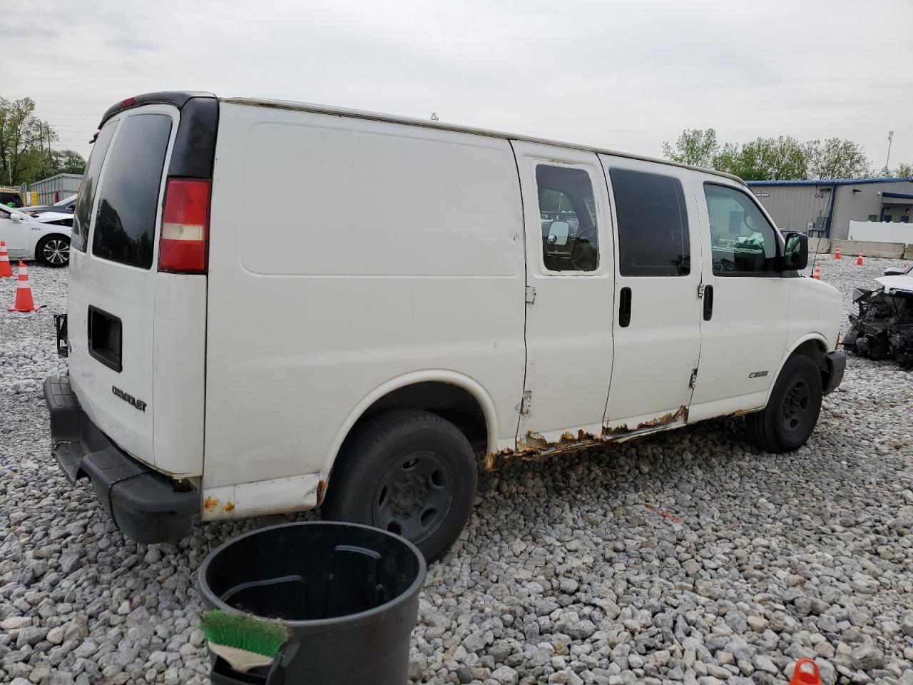 Photo 2 VIN: 1GCHG35U951144983 - CHEVROLET EXPRESS 