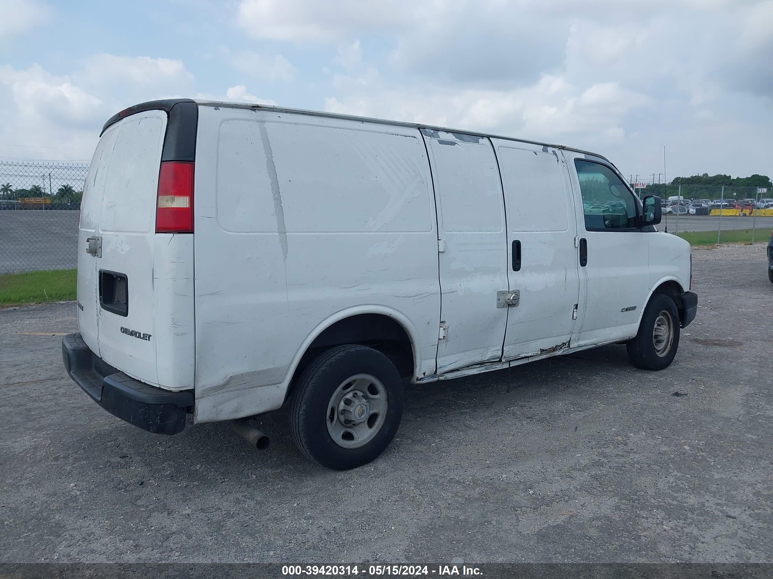 Photo 3 VIN: 1GCHG35UX41101316 - CHEVROLET EXPRESS 