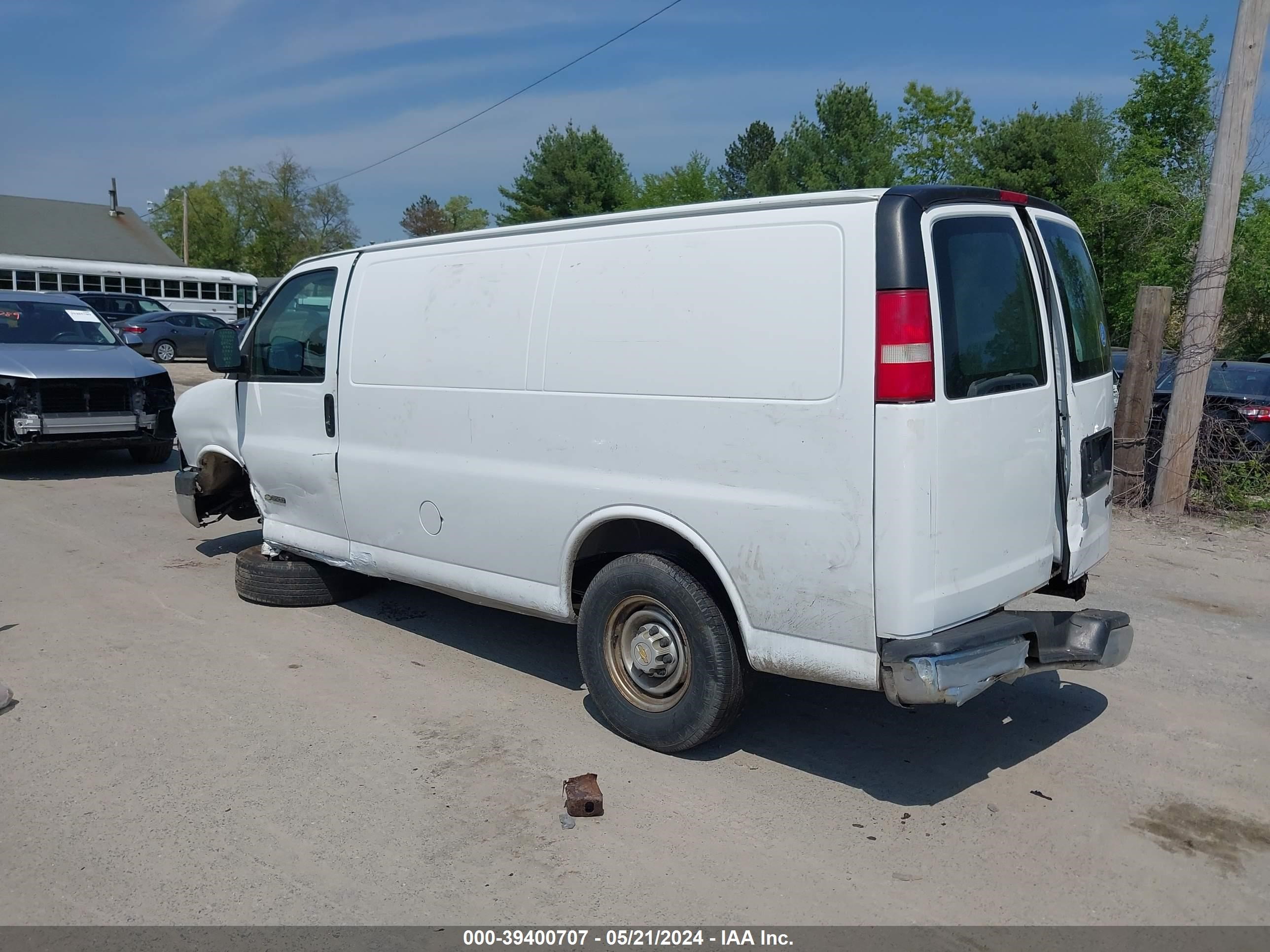 Photo 2 VIN: 1GCHG35V151116426 - CHEVROLET EXPRESS 