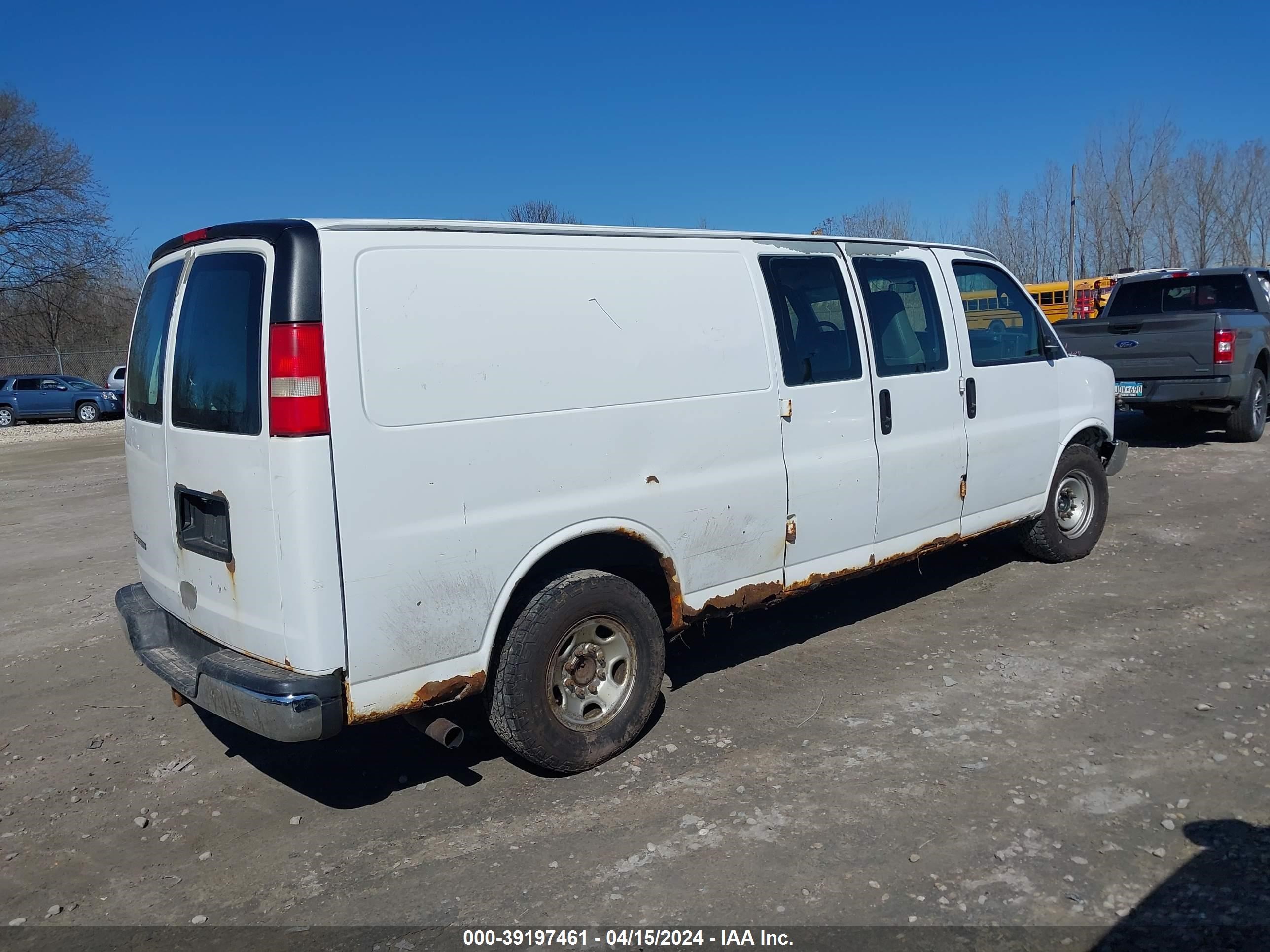 Photo 3 VIN: 1GCHG39K281135717 - CHEVROLET EXPRESS 