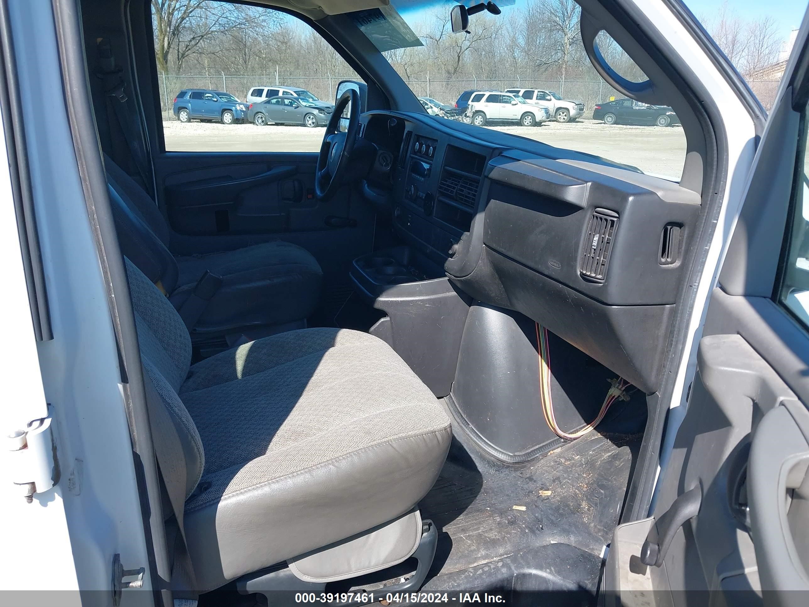 Photo 4 VIN: 1GCHG39K281135717 - CHEVROLET EXPRESS 