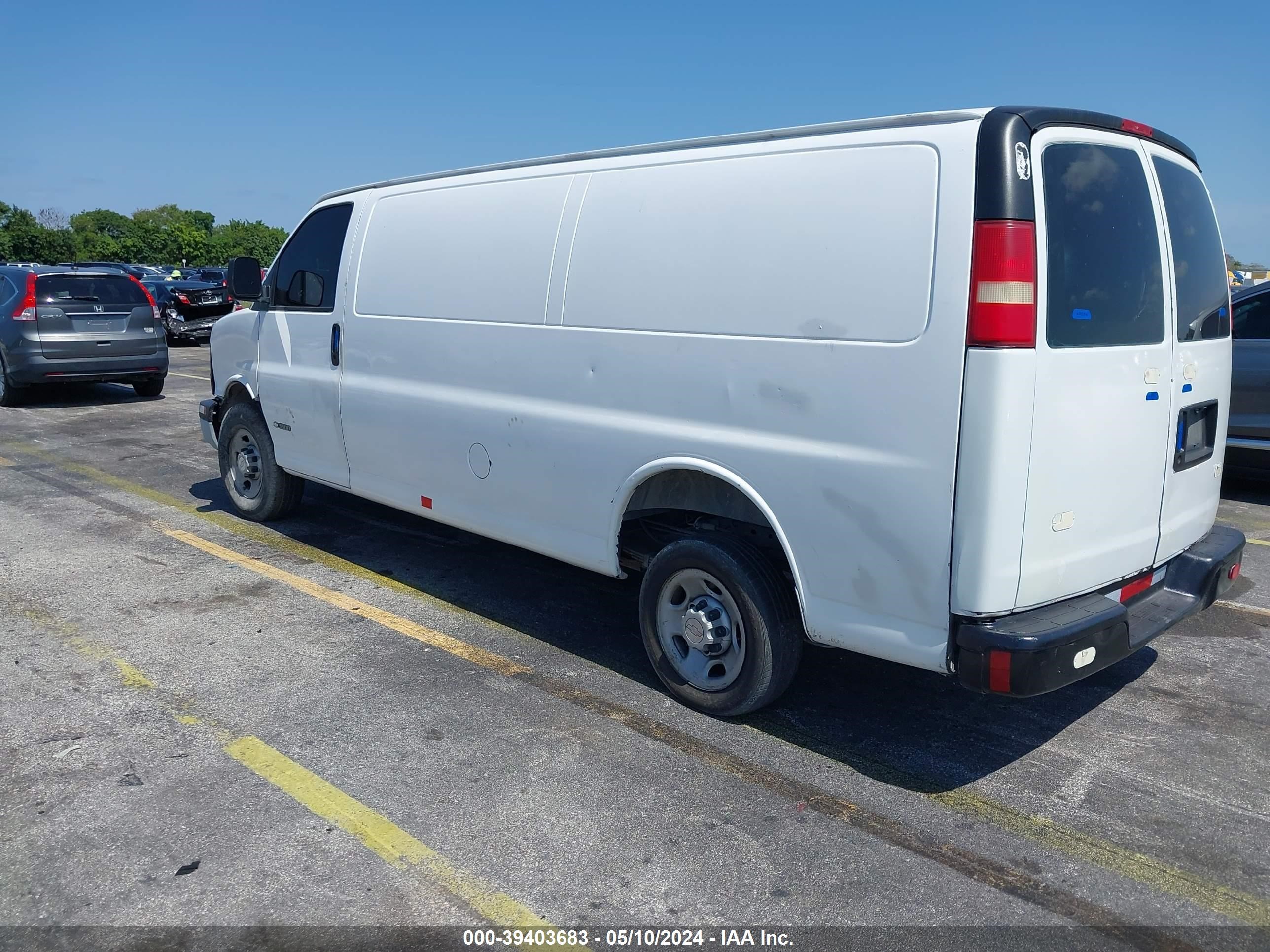 Photo 2 VIN: 1GCHG39U051259644 - CHEVROLET EXPRESS 