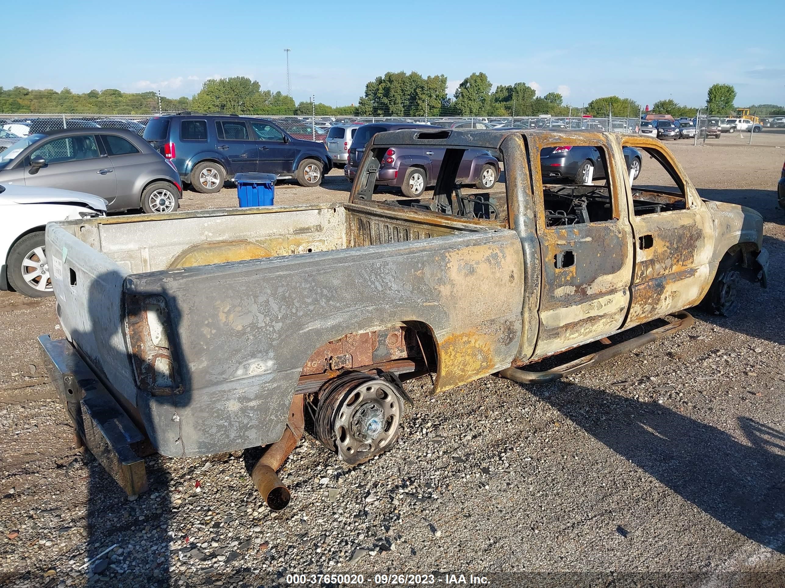 Photo 3 VIN: 1GCHK23204F244479 - CHEVROLET SILVERADO 