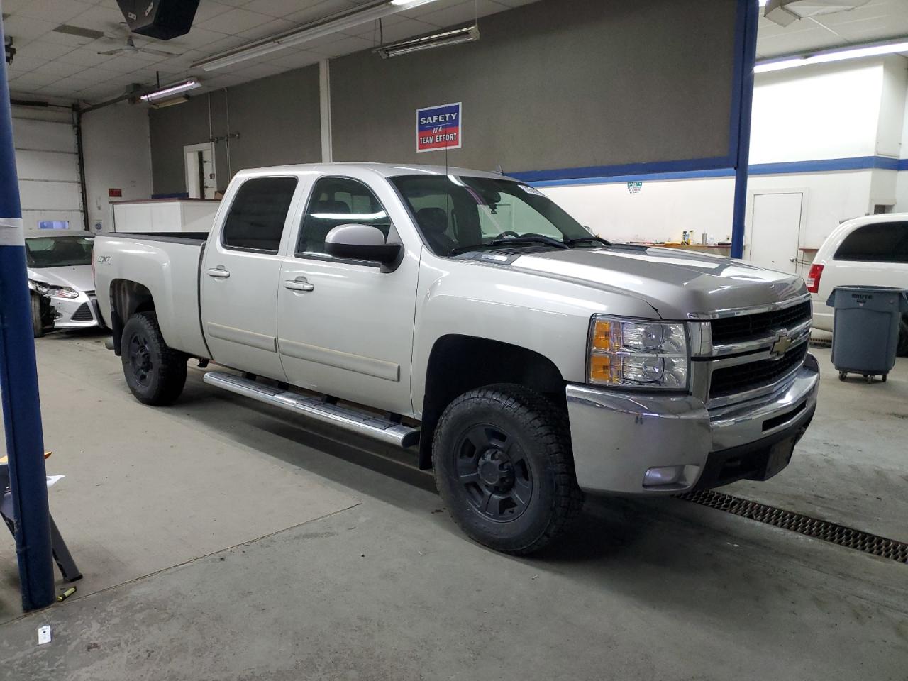 Photo 3 VIN: 1GCHK23638F164313 - CHEVROLET SILVERADO 