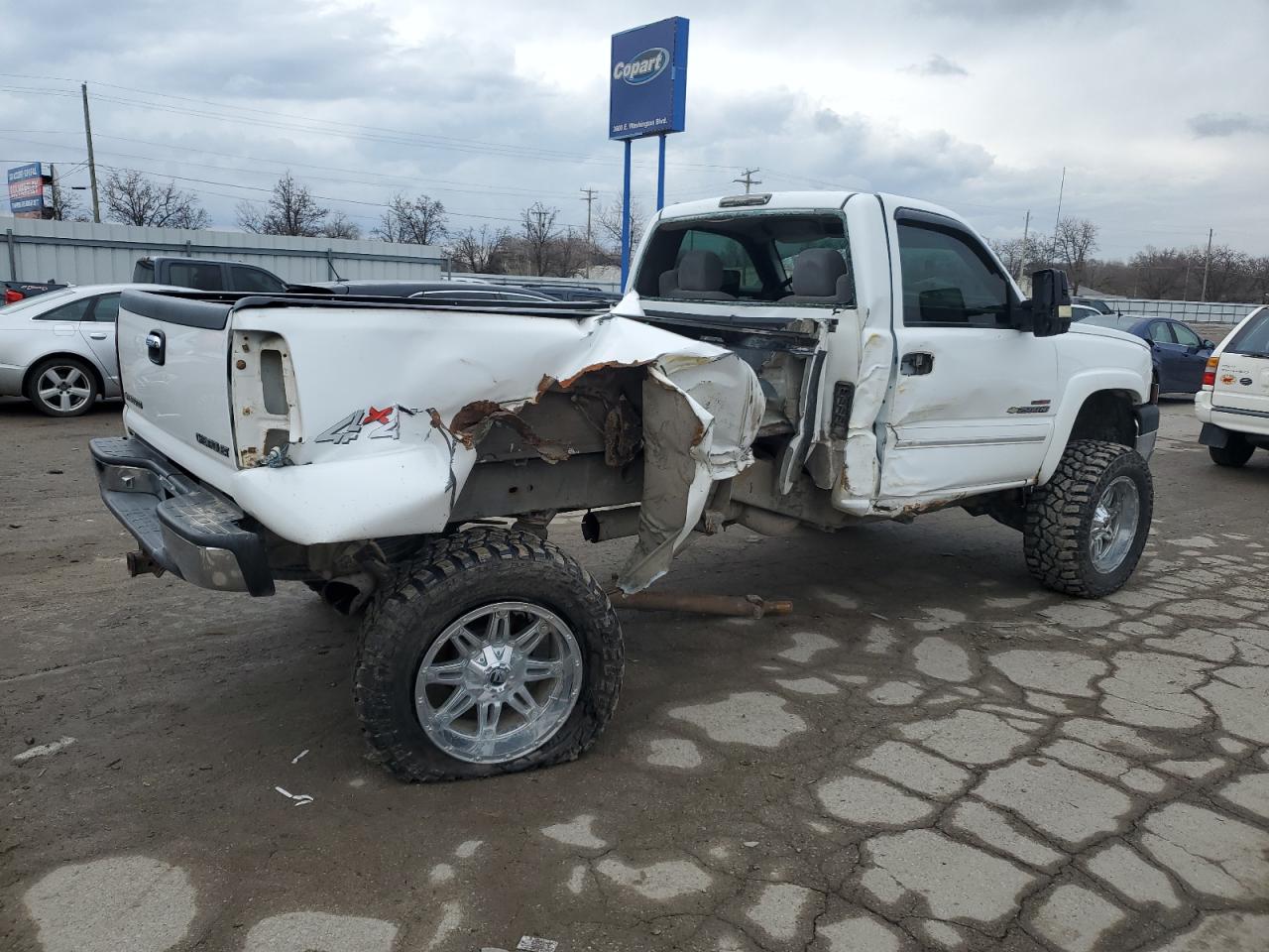 Photo 2 VIN: 1GCHK24264E316483 - CHEVROLET SILVERADO 