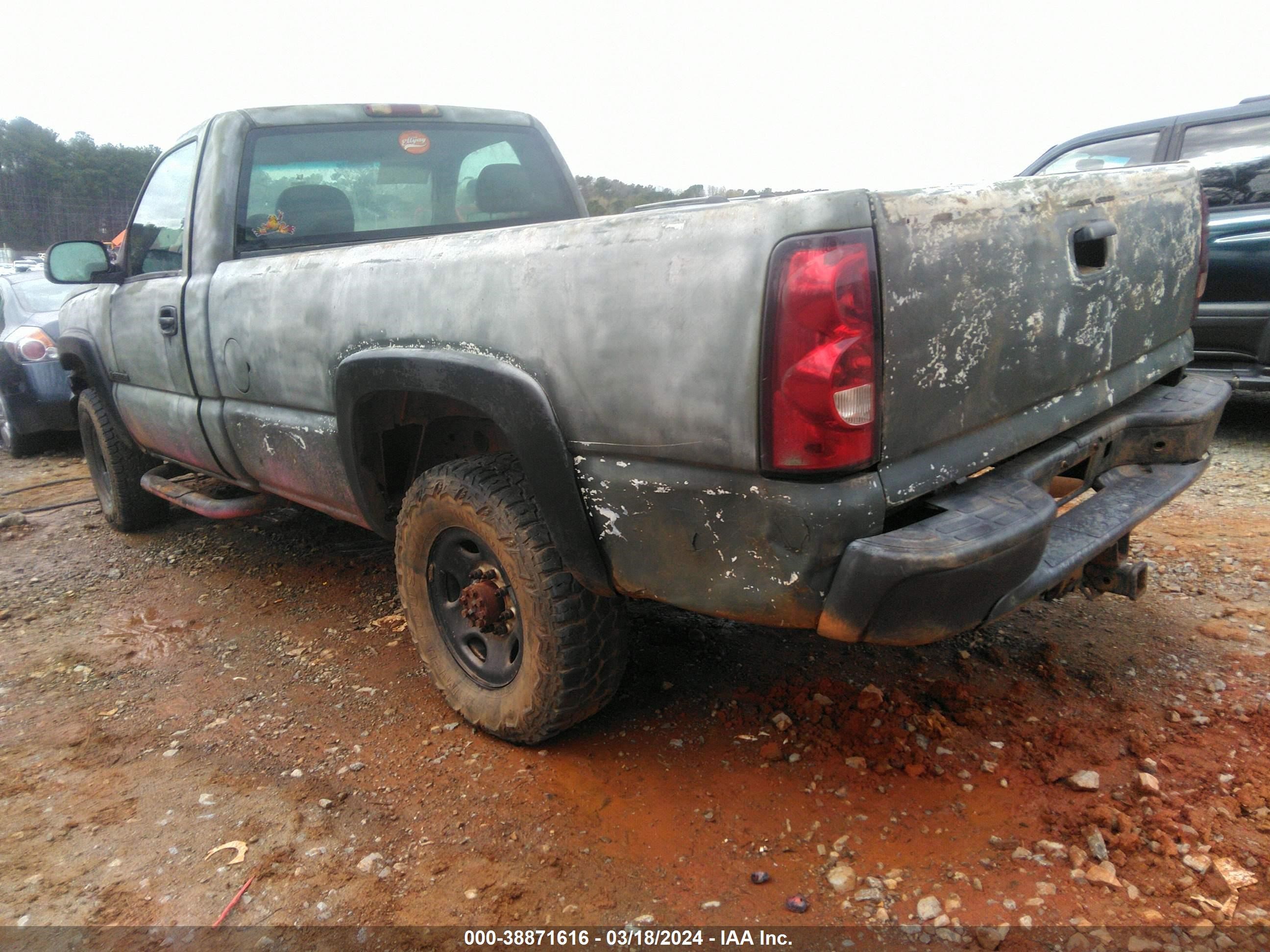 Photo 2 VIN: 1GCHK24U33E143070 - CHEVROLET SILVERADO 