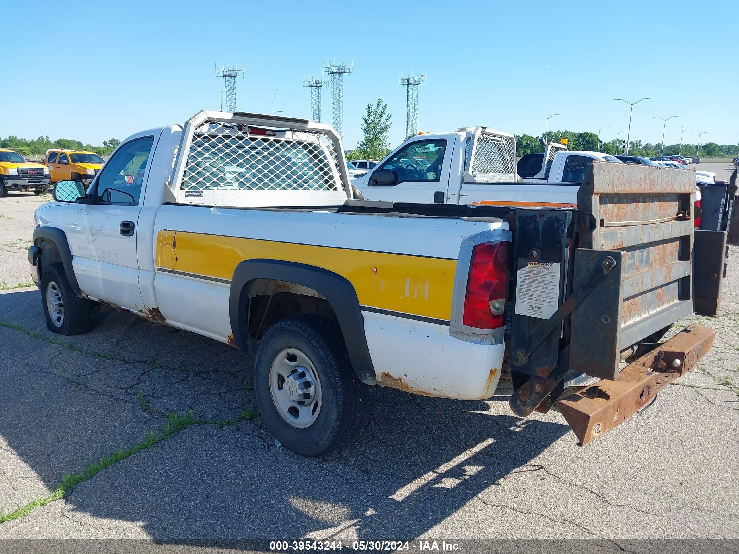 Photo 2 VIN: 1GCHK24U84E339913 - CHEVROLET SILVERADO 