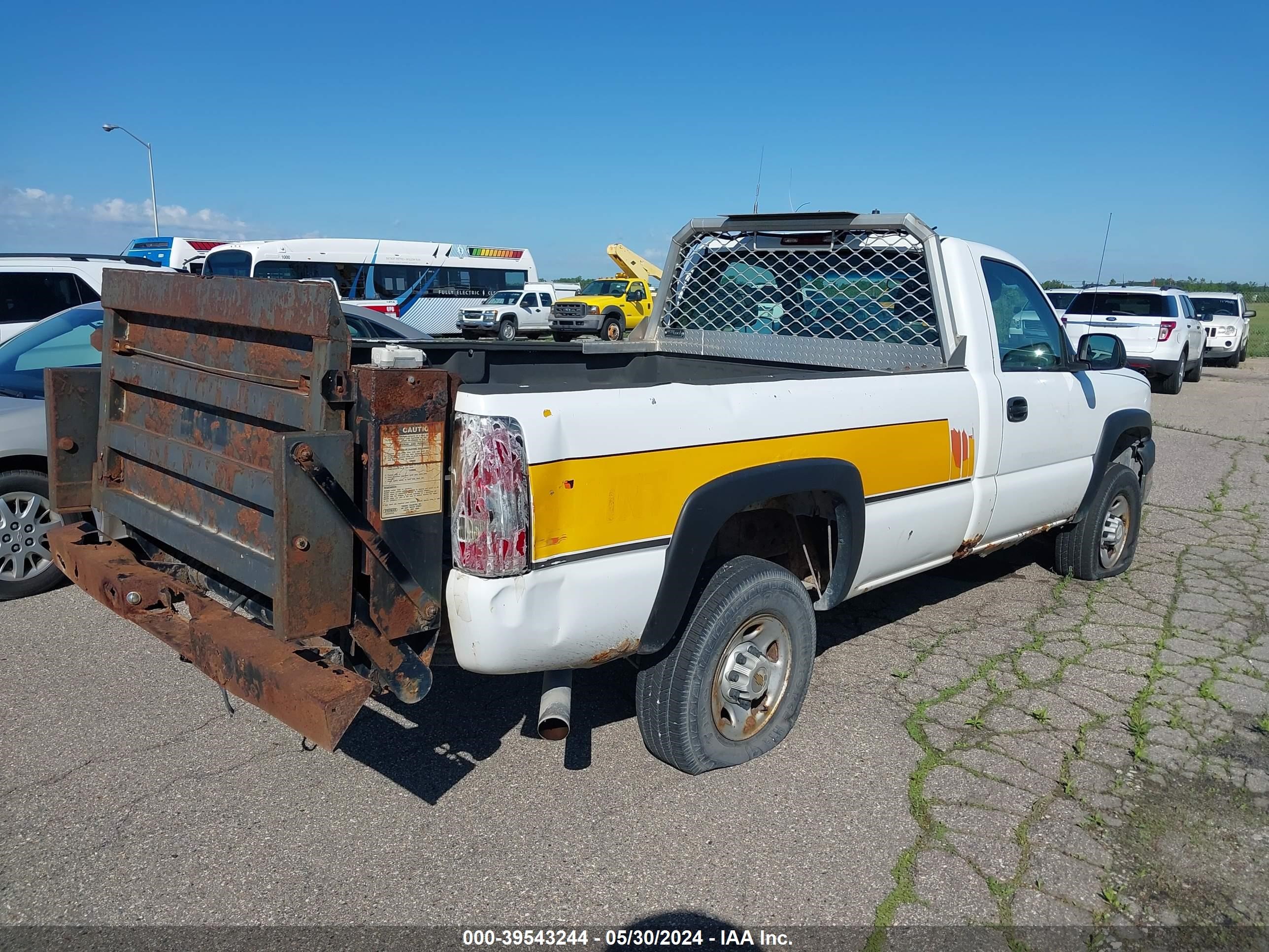 Photo 3 VIN: 1GCHK24U84E339913 - CHEVROLET SILVERADO 