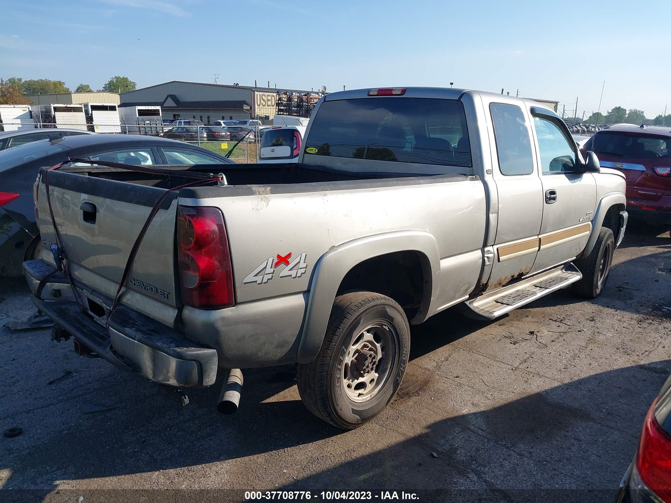 Photo 3 VIN: 1GCHK29103E103396 - CHEVROLET SILVERADO 