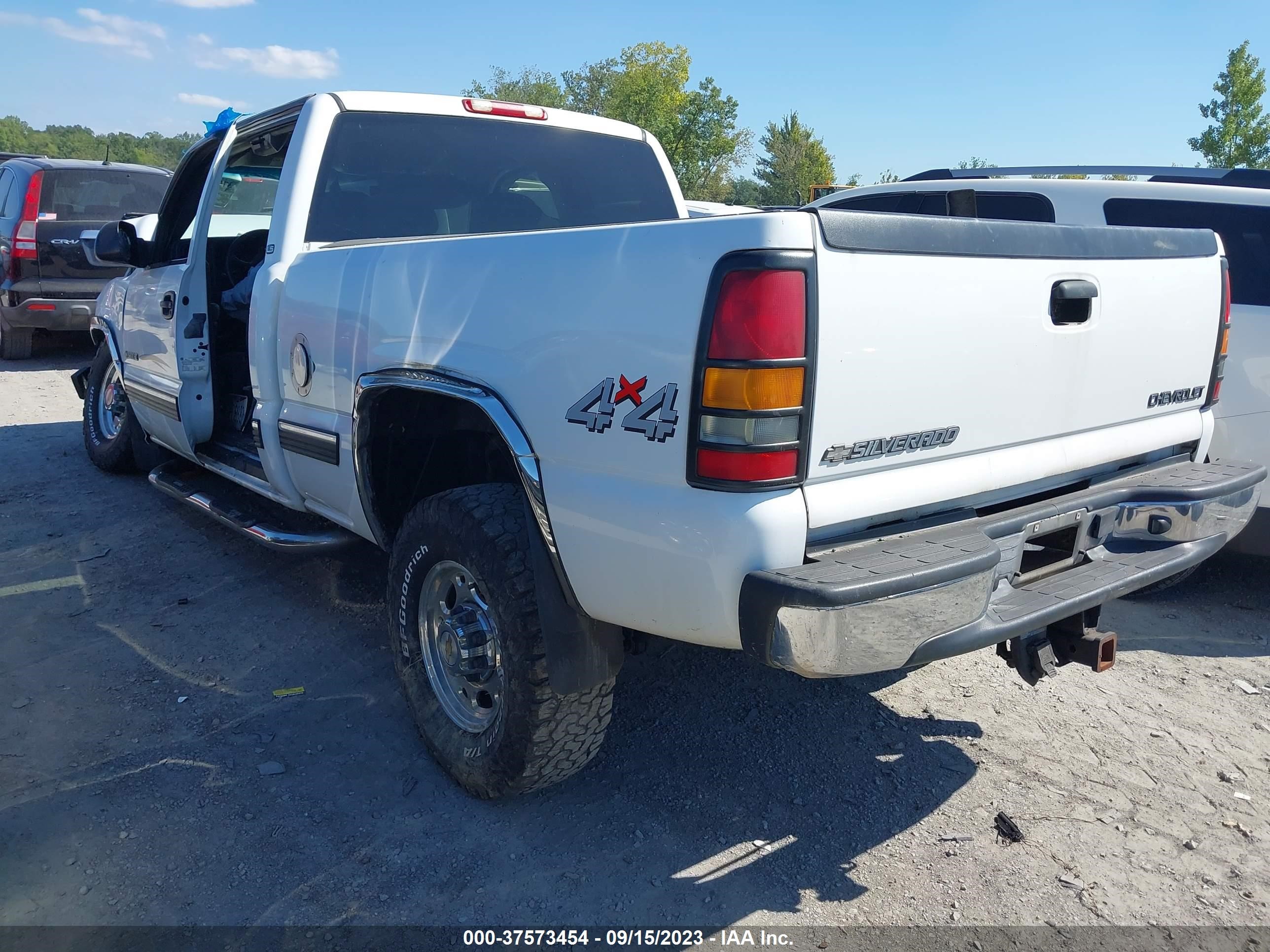 Photo 2 VIN: 1GCHK29G12E133509 - CHEVROLET SILVERADO 