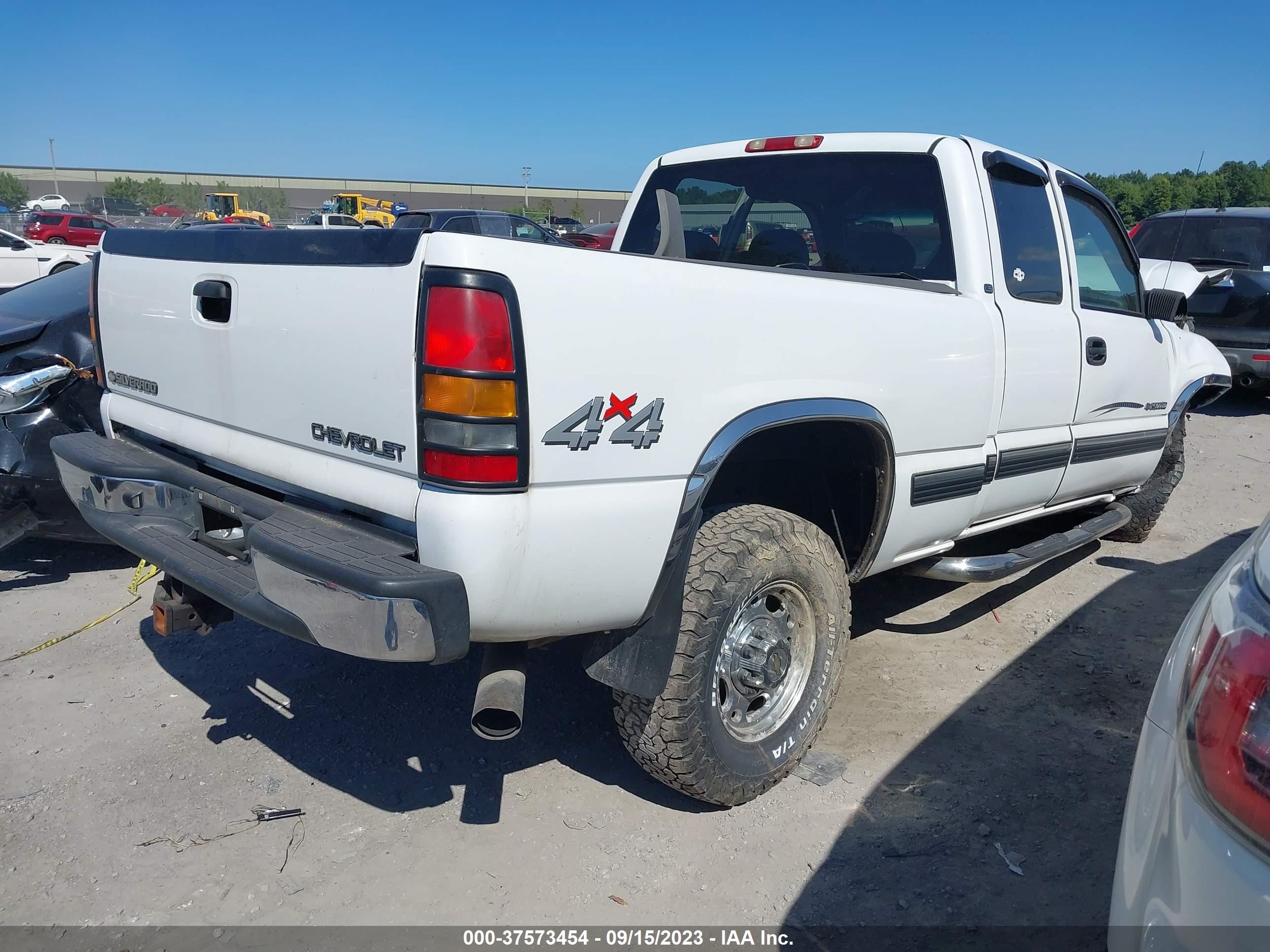 Photo 3 VIN: 1GCHK29G12E133509 - CHEVROLET SILVERADO 