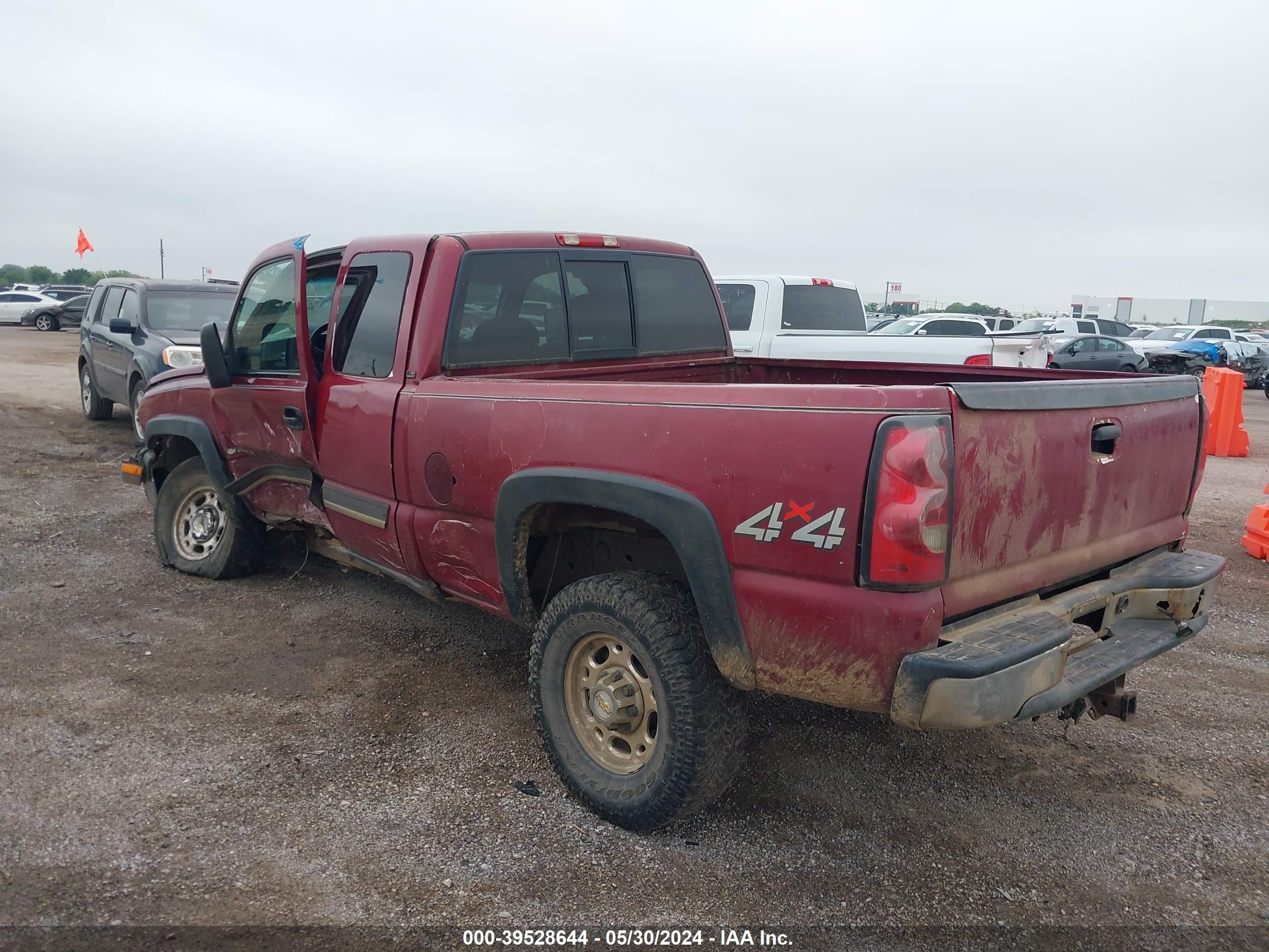 Photo 2 VIN: 1GCHK29U15E153303 - CHEVROLET SILVERADO 