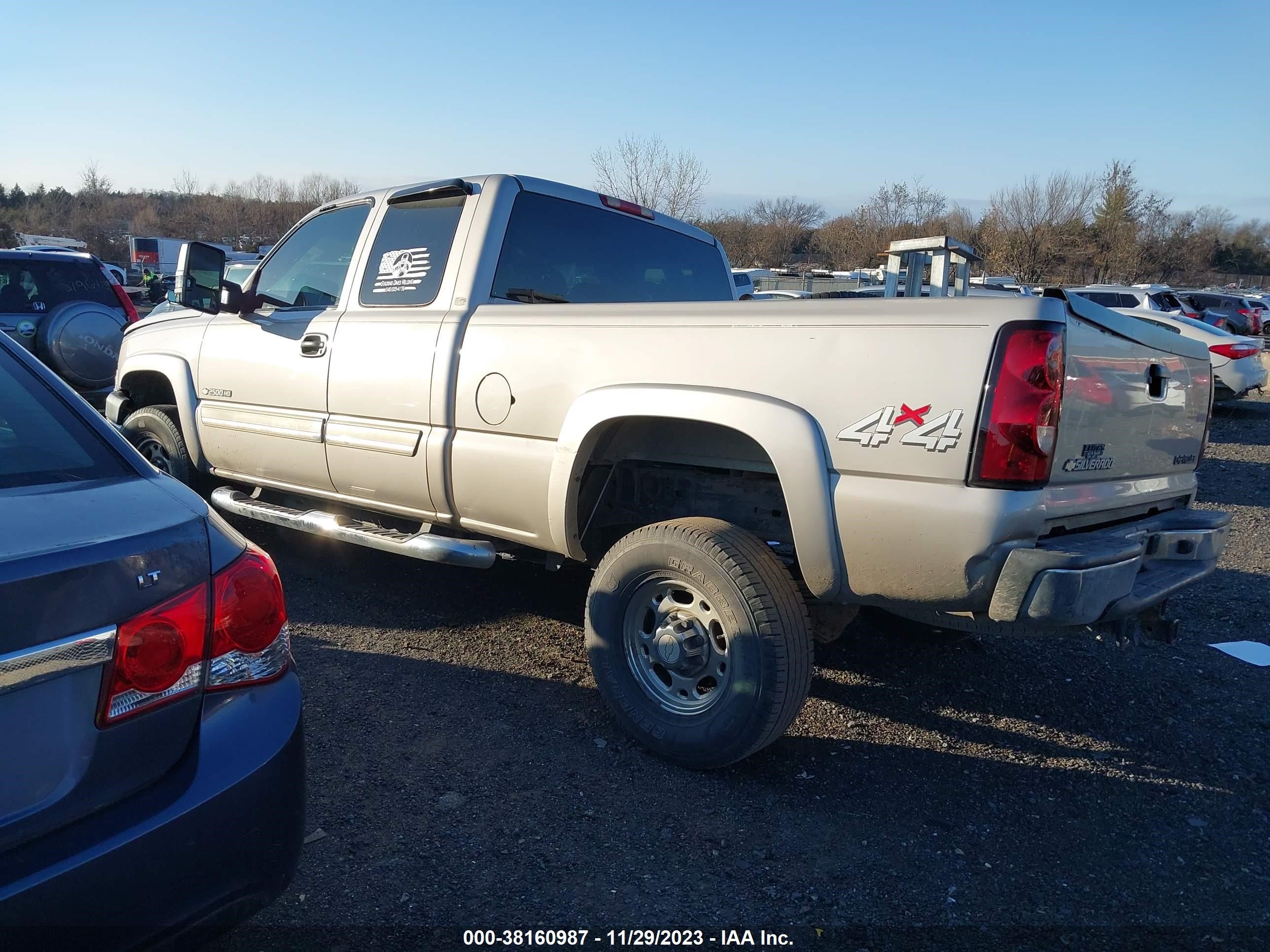 Photo 2 VIN: 1GCHK29U15E340427 - CHEVROLET SILVERADO 