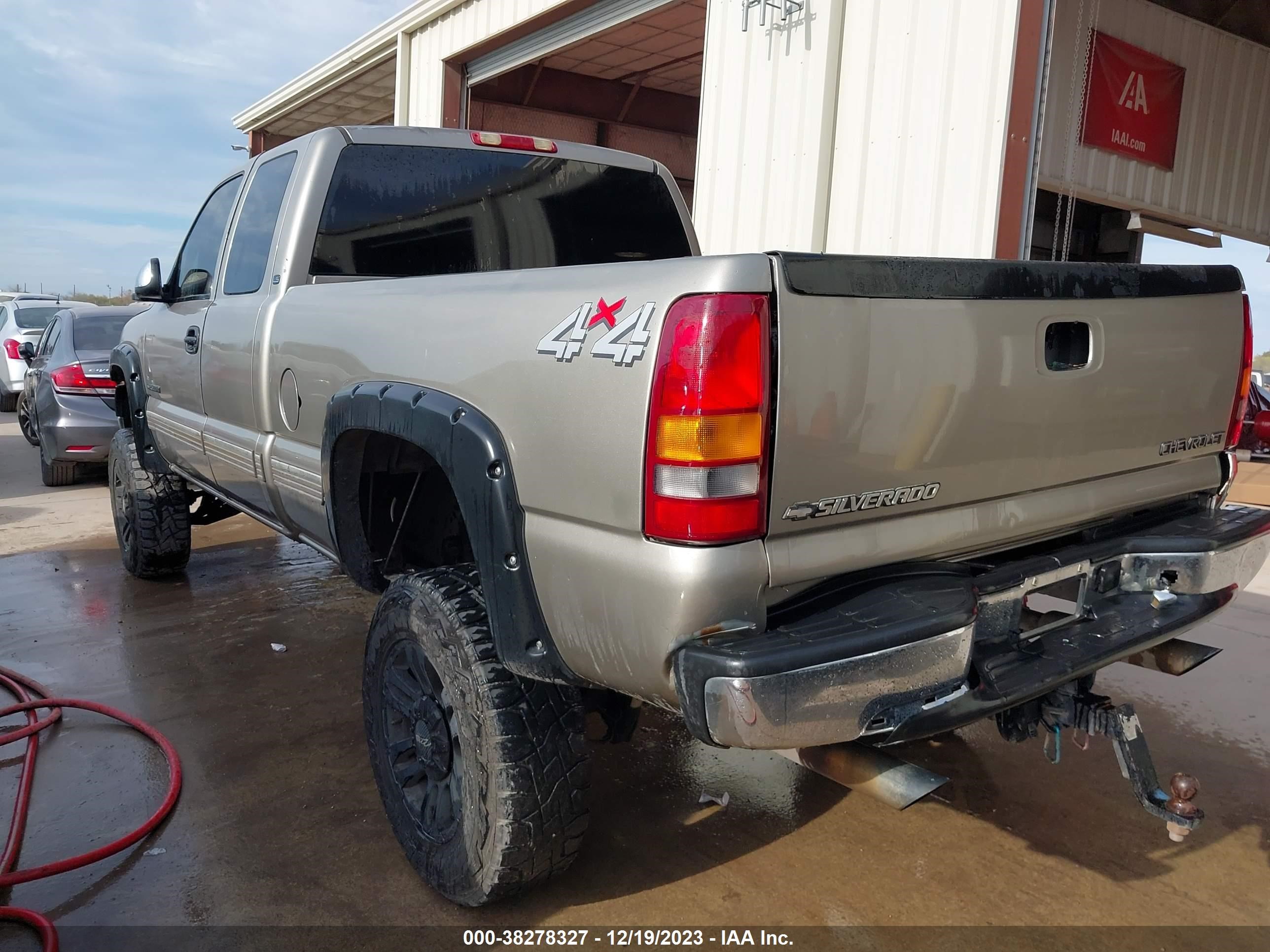 Photo 2 VIN: 1GCHK29U22E128969 - CHEVROLET SILVERADO 