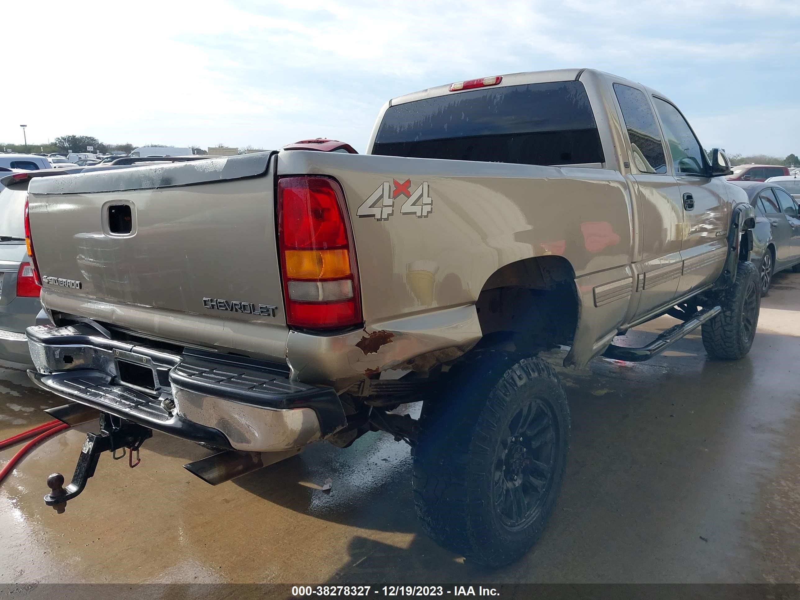 Photo 3 VIN: 1GCHK29U22E128969 - CHEVROLET SILVERADO 