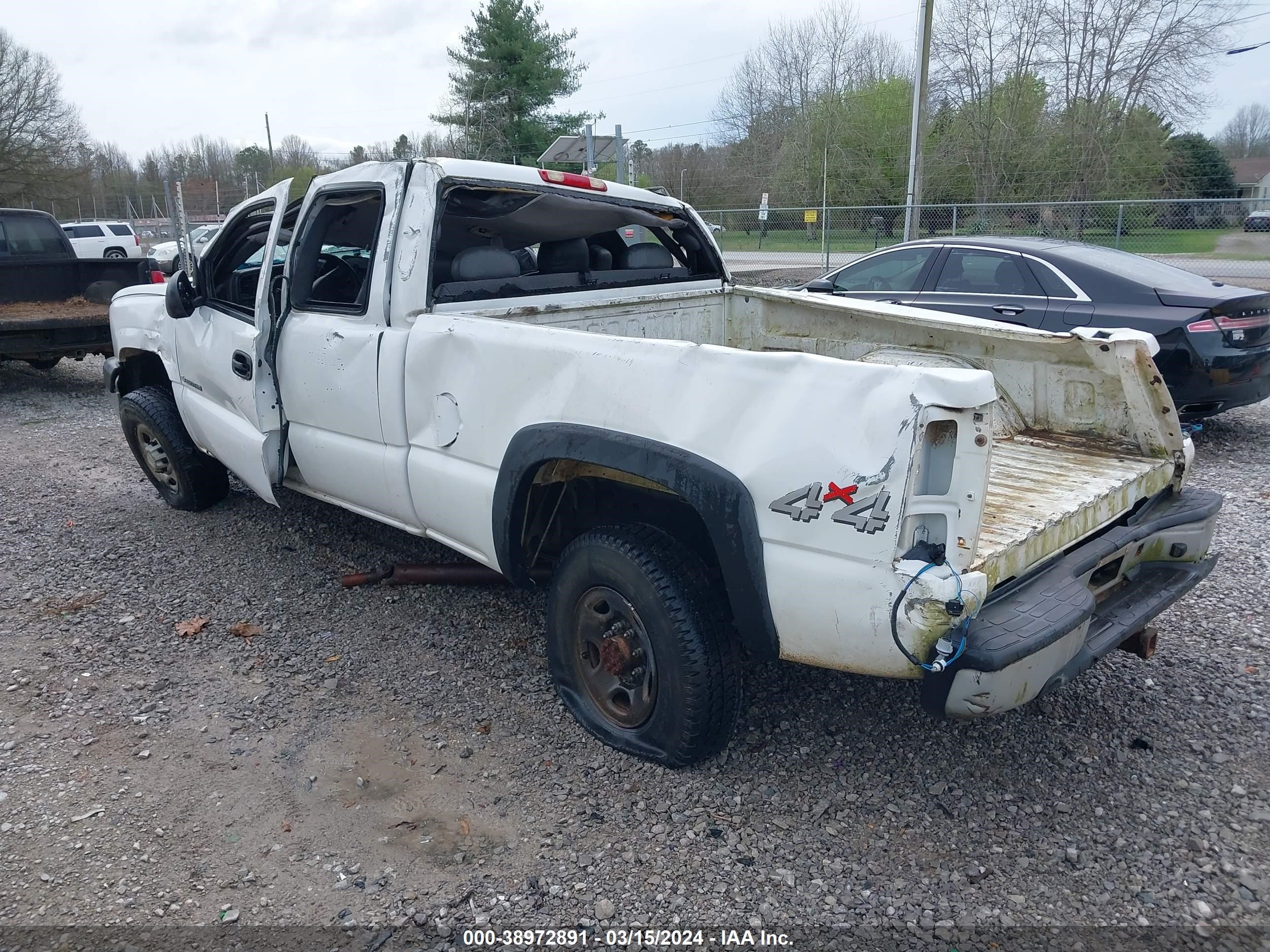 Photo 2 VIN: 1GCHK29U33E328387 - CHEVROLET SILVERADO 