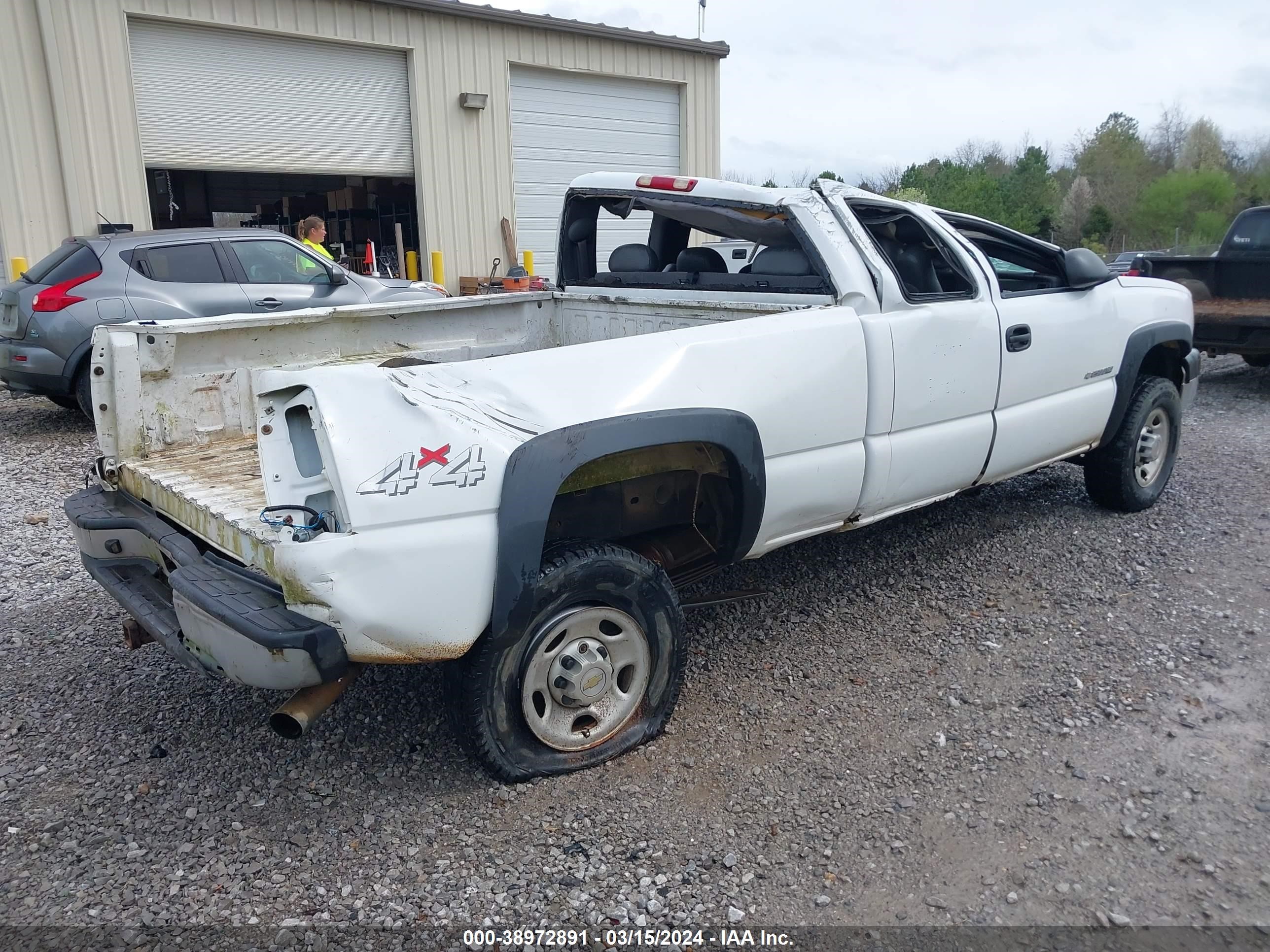 Photo 3 VIN: 1GCHK29U33E328387 - CHEVROLET SILVERADO 