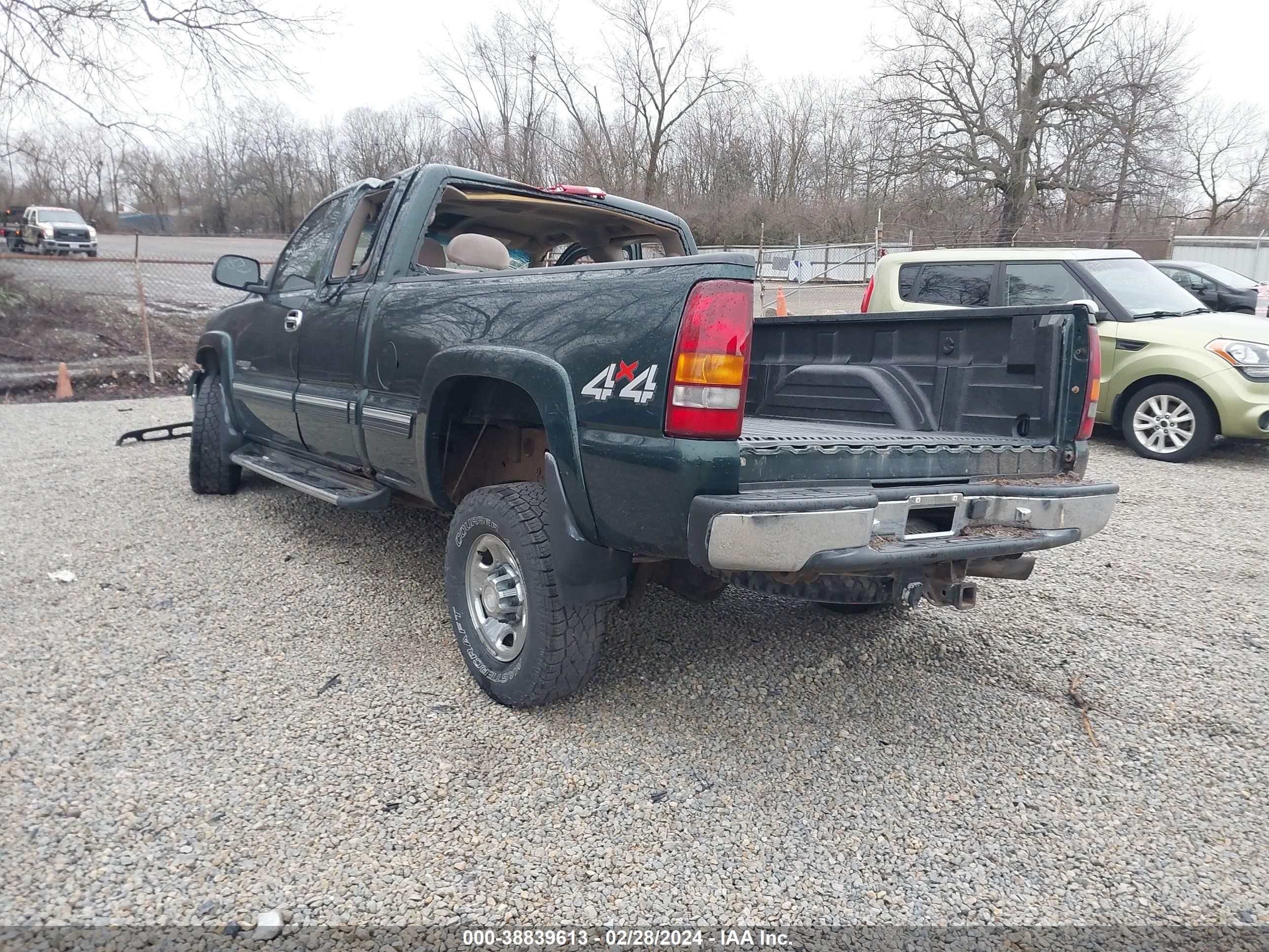 Photo 2 VIN: 1GCHK29U62E152661 - CHEVROLET SILVERADO 