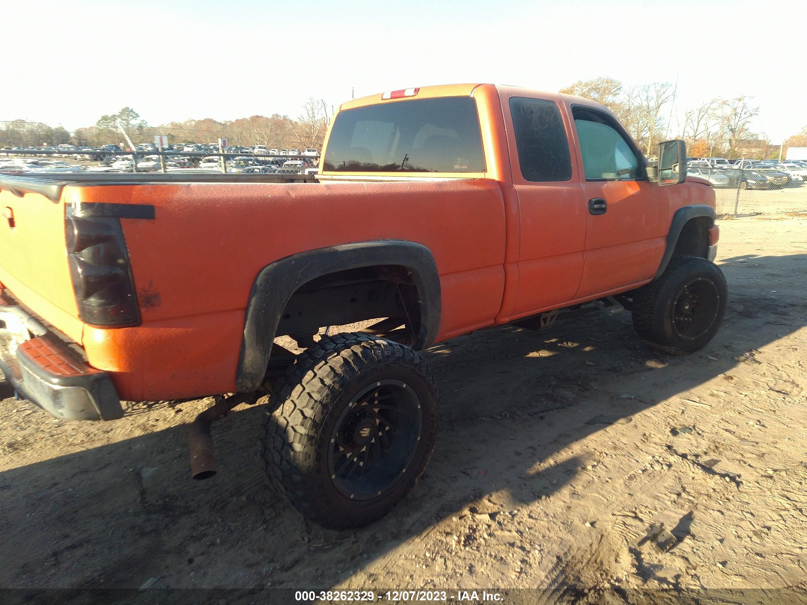 Photo 3 VIN: 1GCHK29U82E171728 - CHEVROLET SILVERADO 