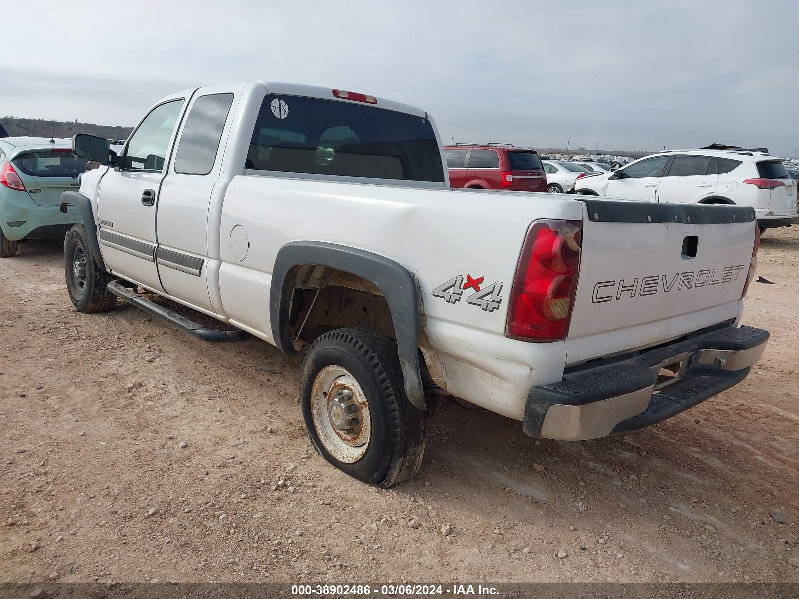 Photo 2 VIN: 1GCHK29U93E189415 - CHEVROLET SILVERADO 