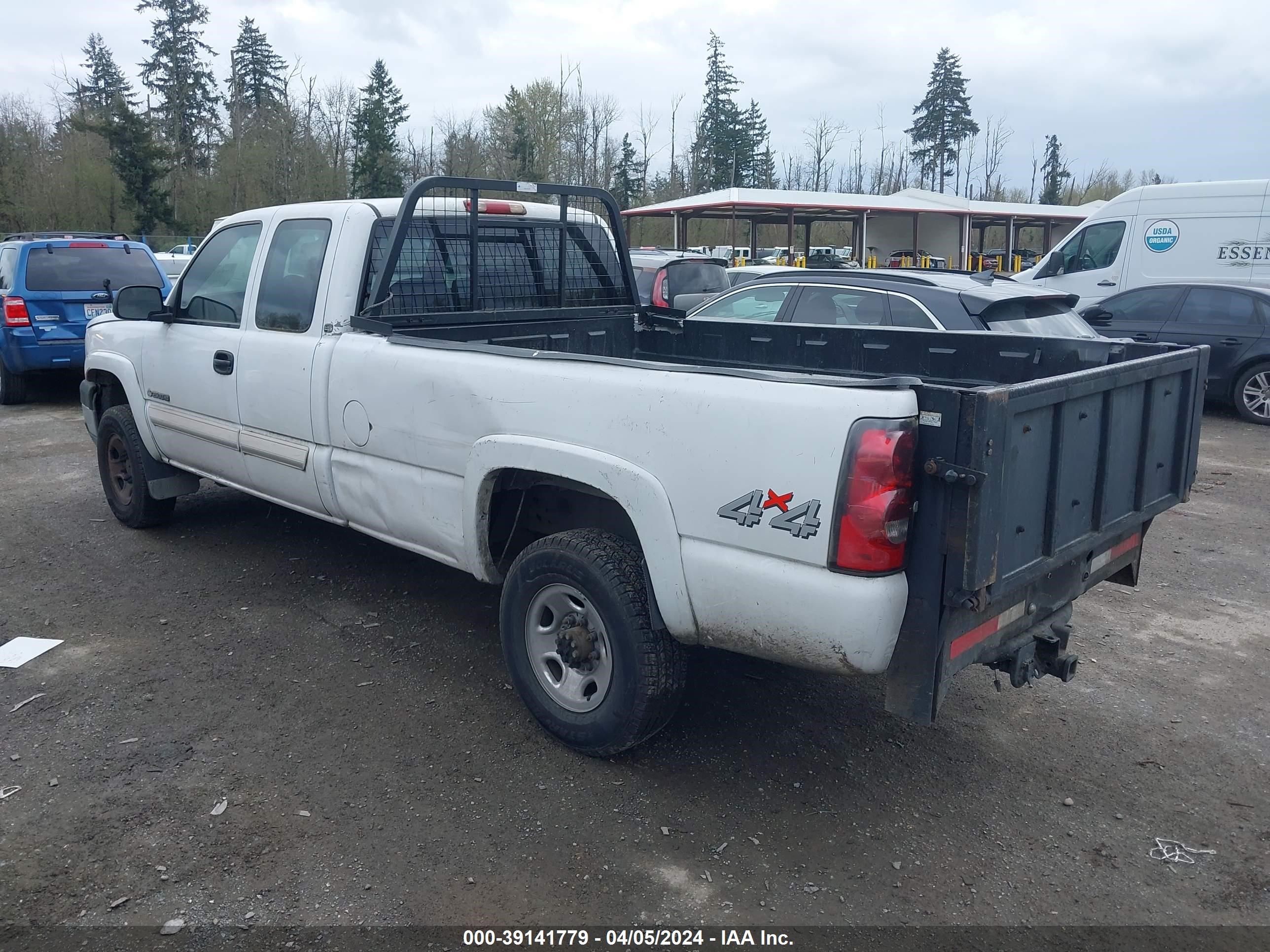 Photo 2 VIN: 1GCHK29UX5E137360 - CHEVROLET SILVERADO 