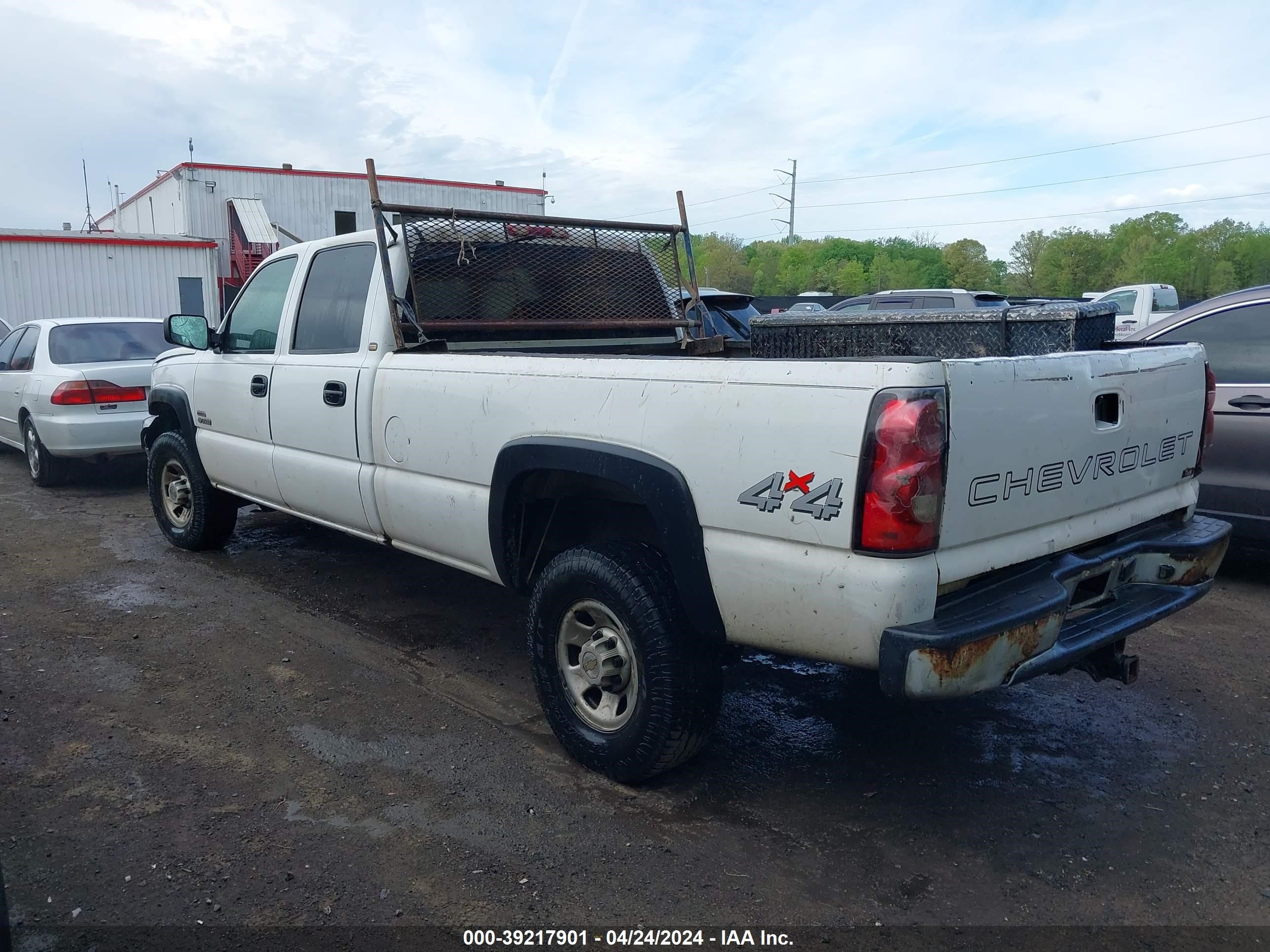 Photo 2 VIN: 1GCHK332X5F908570 - CHEVROLET SILVERADO 