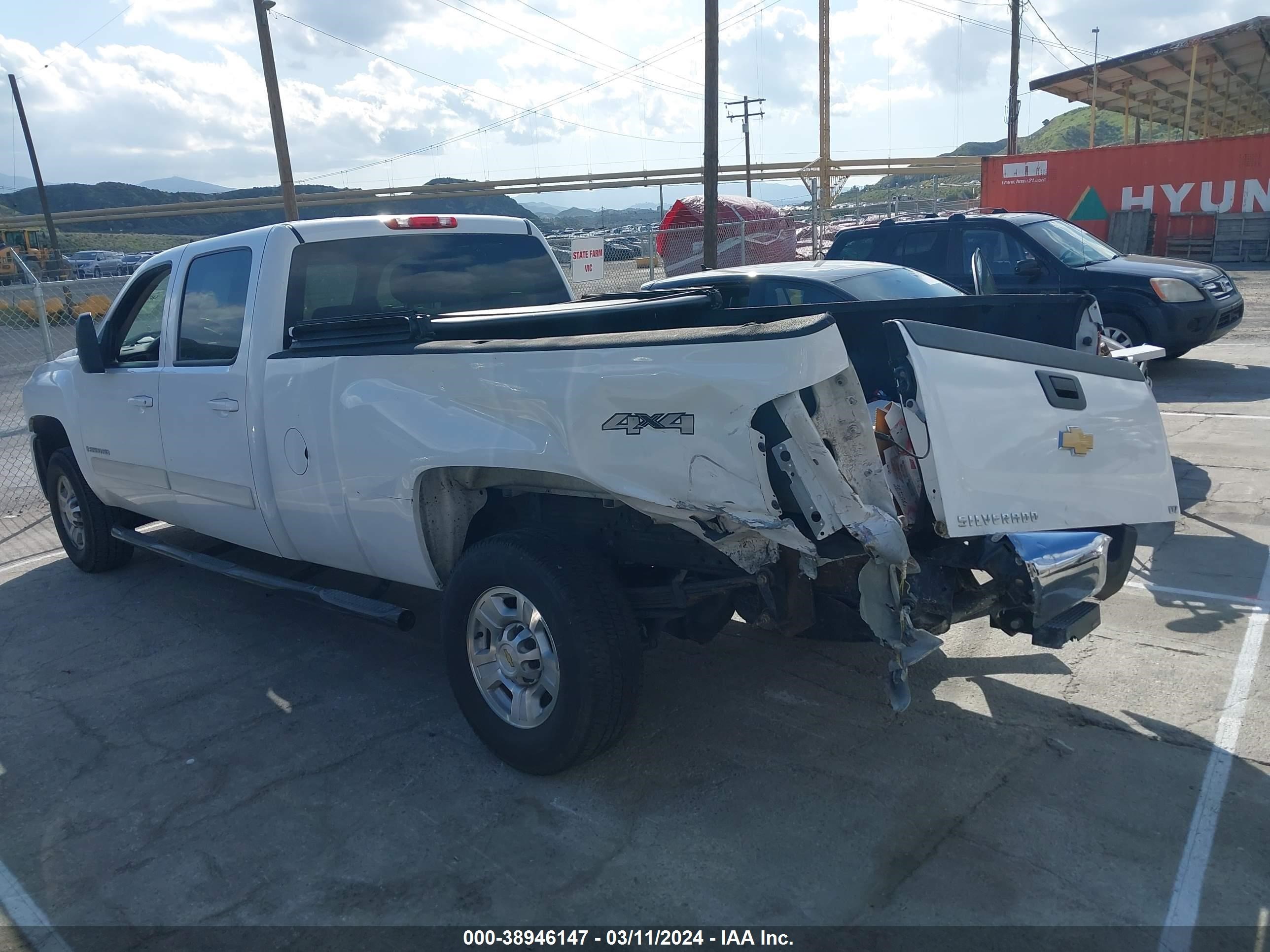 Photo 2 VIN: 1GCHK336X8F127166 - CHEVROLET SILVERADO 