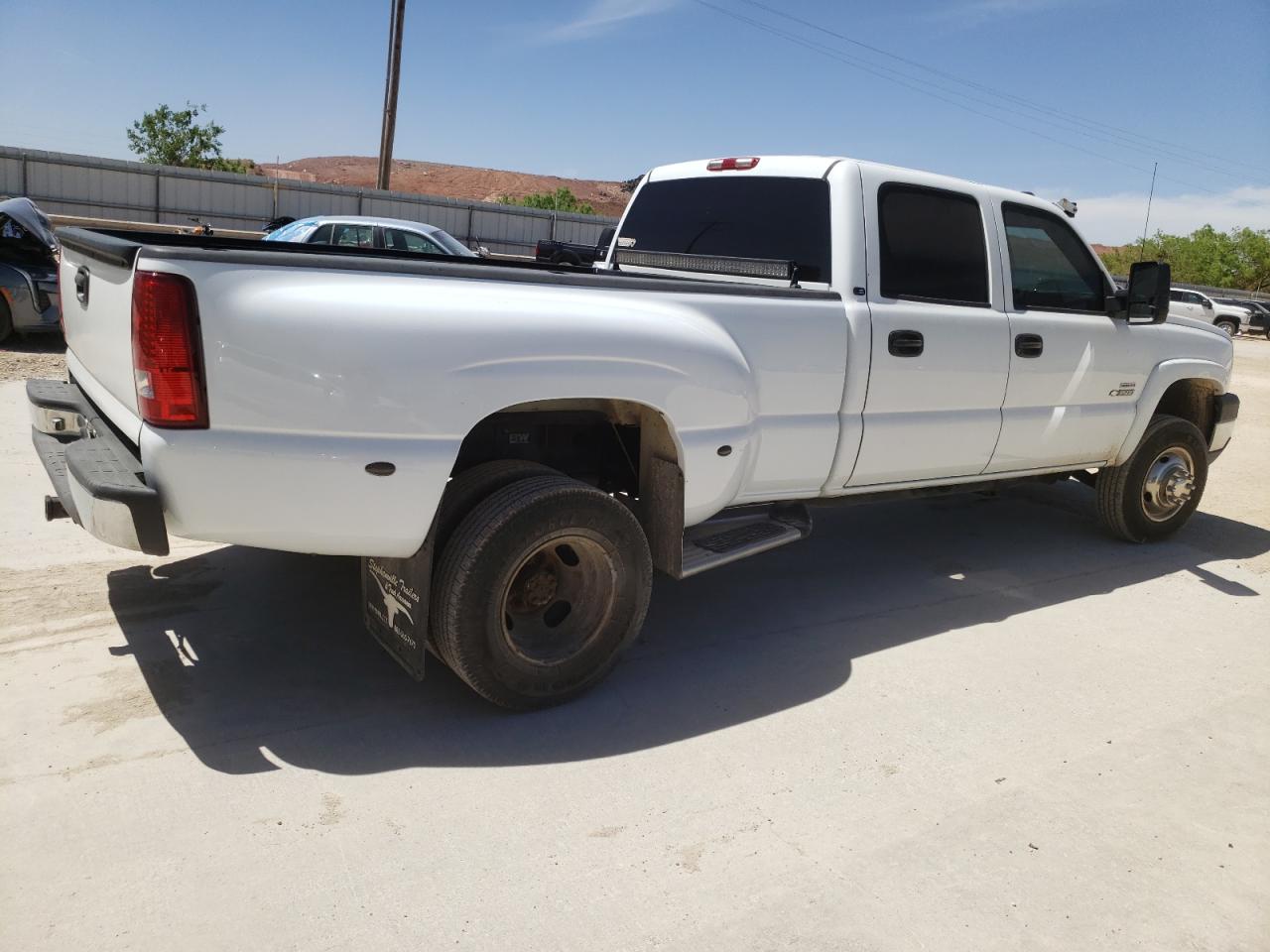 Photo 2 VIN: 1GCJC33193F238514 - CHEVROLET SILVERADO 