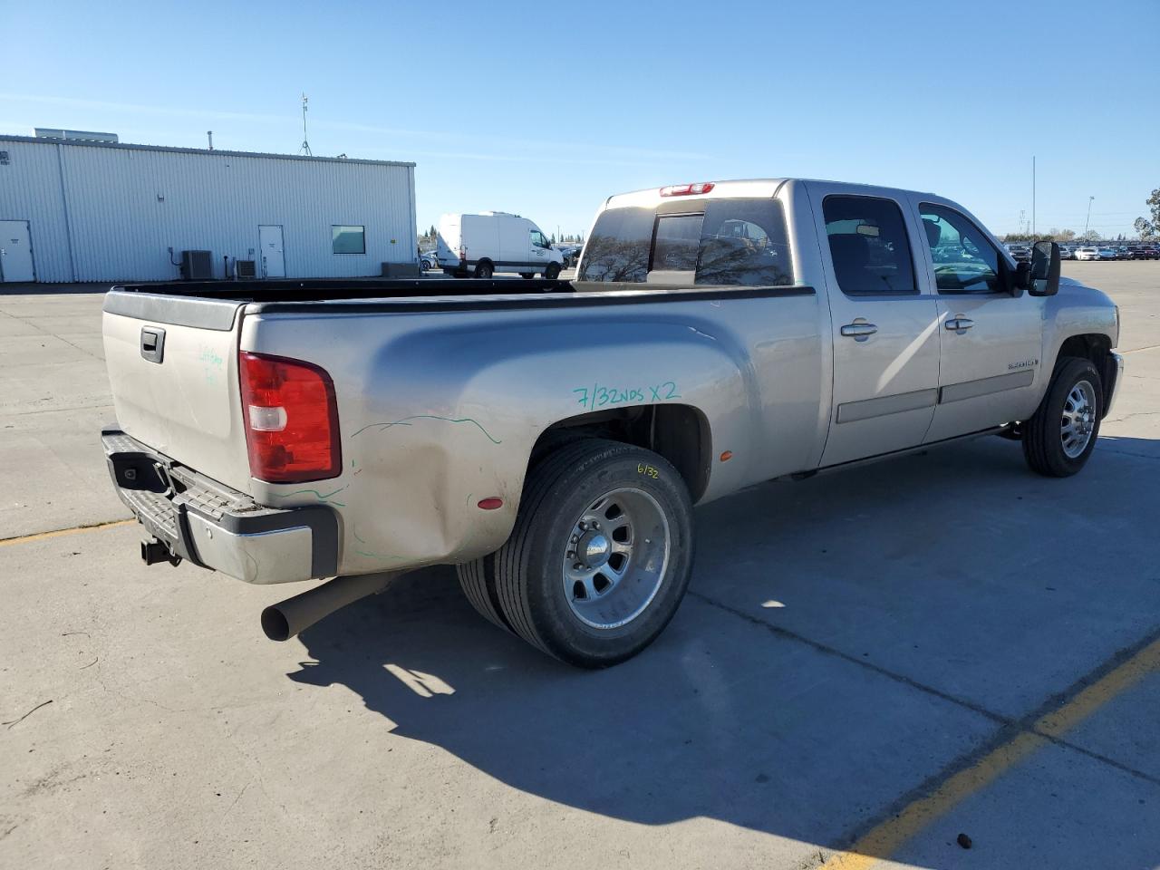 Photo 2 VIN: 1GCJC33608F143942 - CHEVROLET SILVERADO 