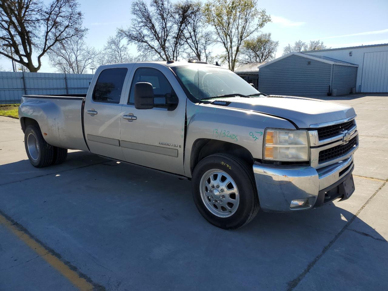 Photo 3 VIN: 1GCJC33608F143942 - CHEVROLET SILVERADO 