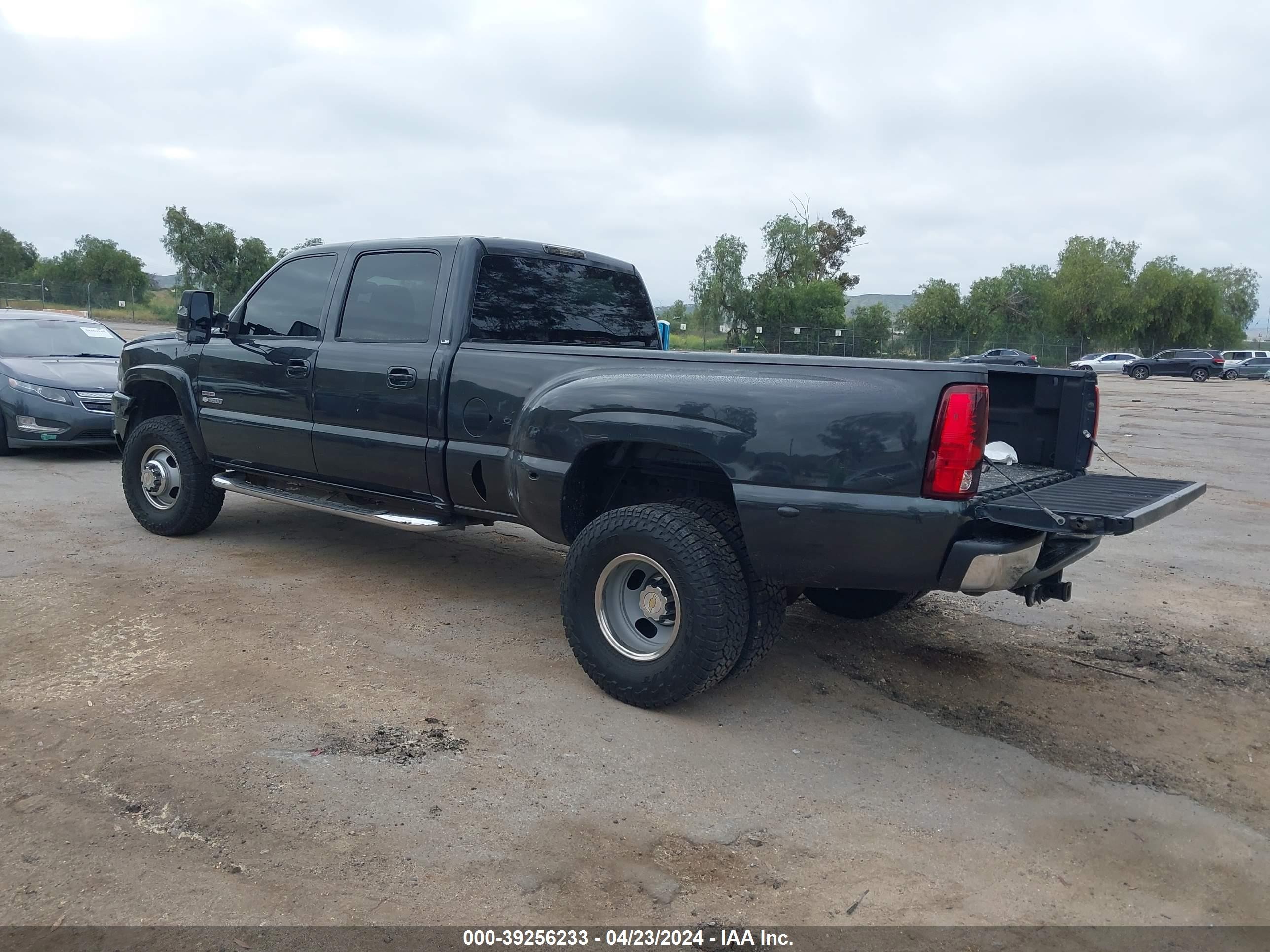 Photo 2 VIN: 1GCJK33104F105841 - CHEVROLET SILVERADO 