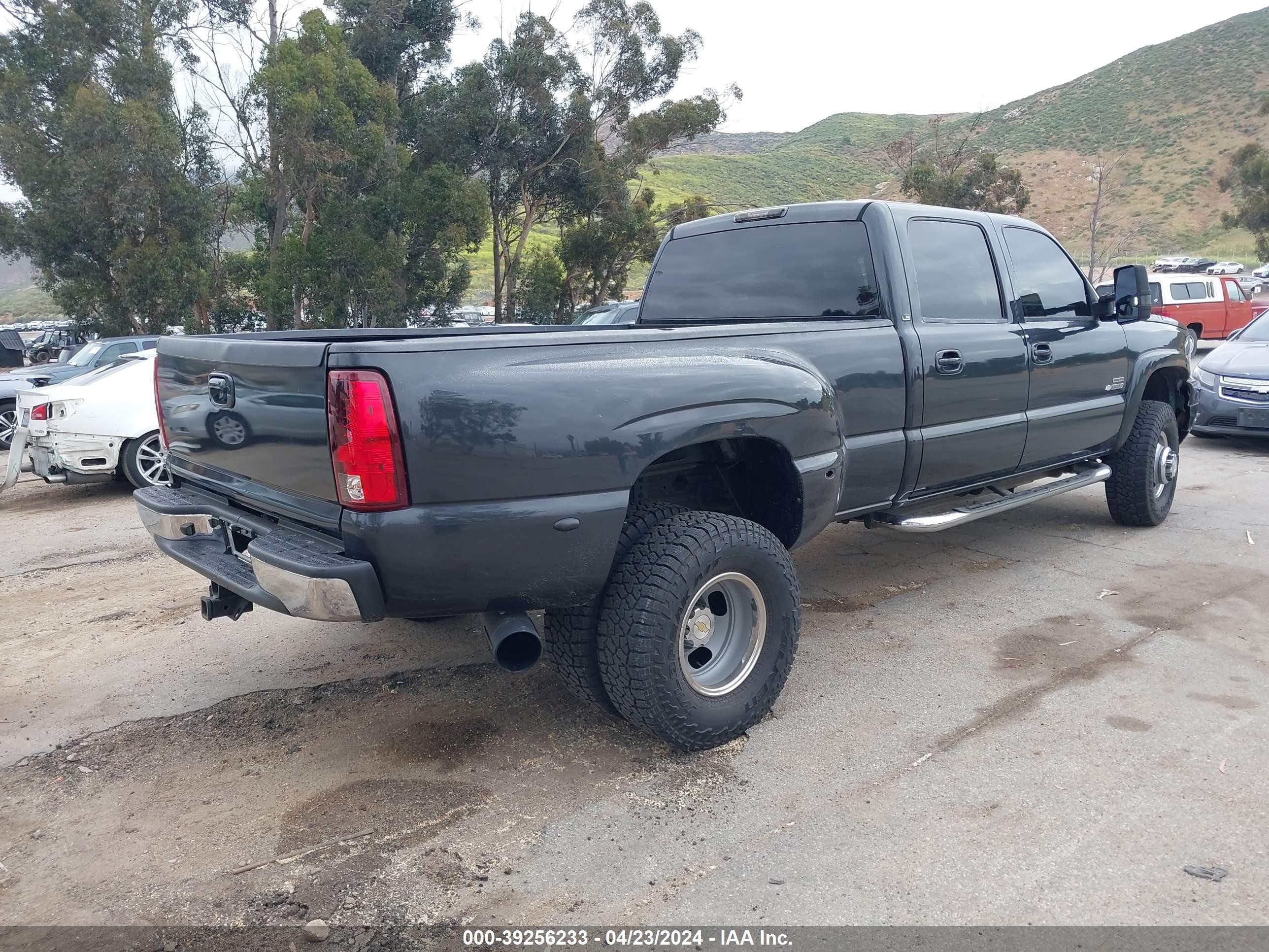 Photo 3 VIN: 1GCJK33104F105841 - CHEVROLET SILVERADO 