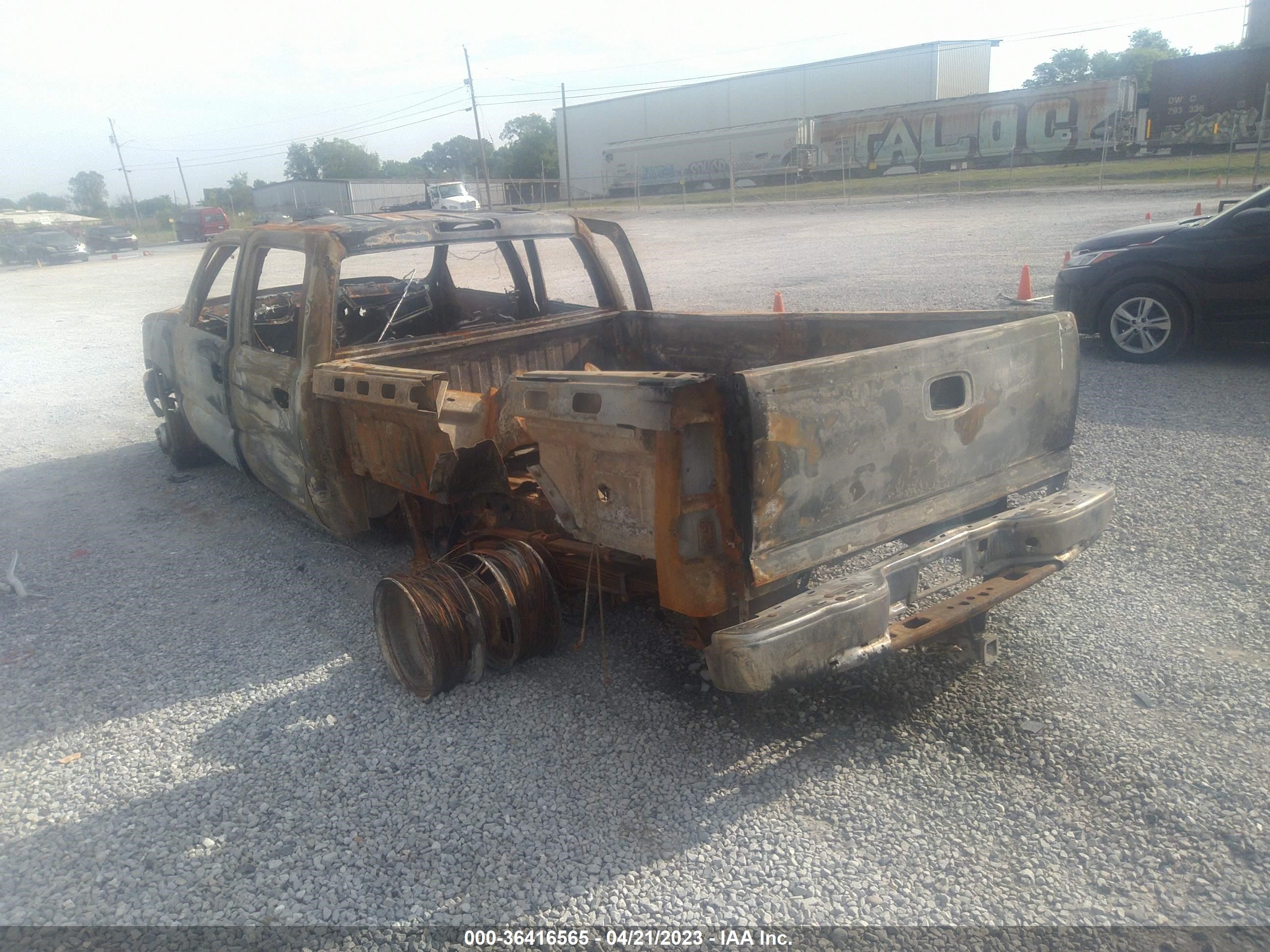 Photo 2 VIN: 1GCJK33205F889882 - CHEVROLET SILVERADO 