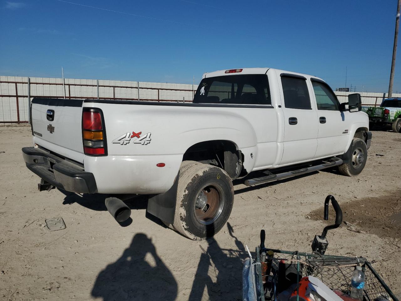 Photo 2 VIN: 1GCJK33236F132883 - CHEVROLET SILVERADO 